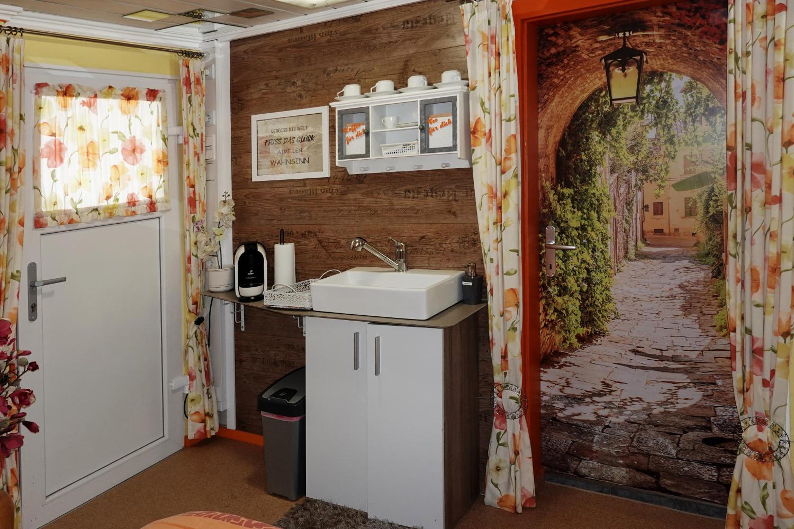 One-Bedroom Apartment with Shower photo 1