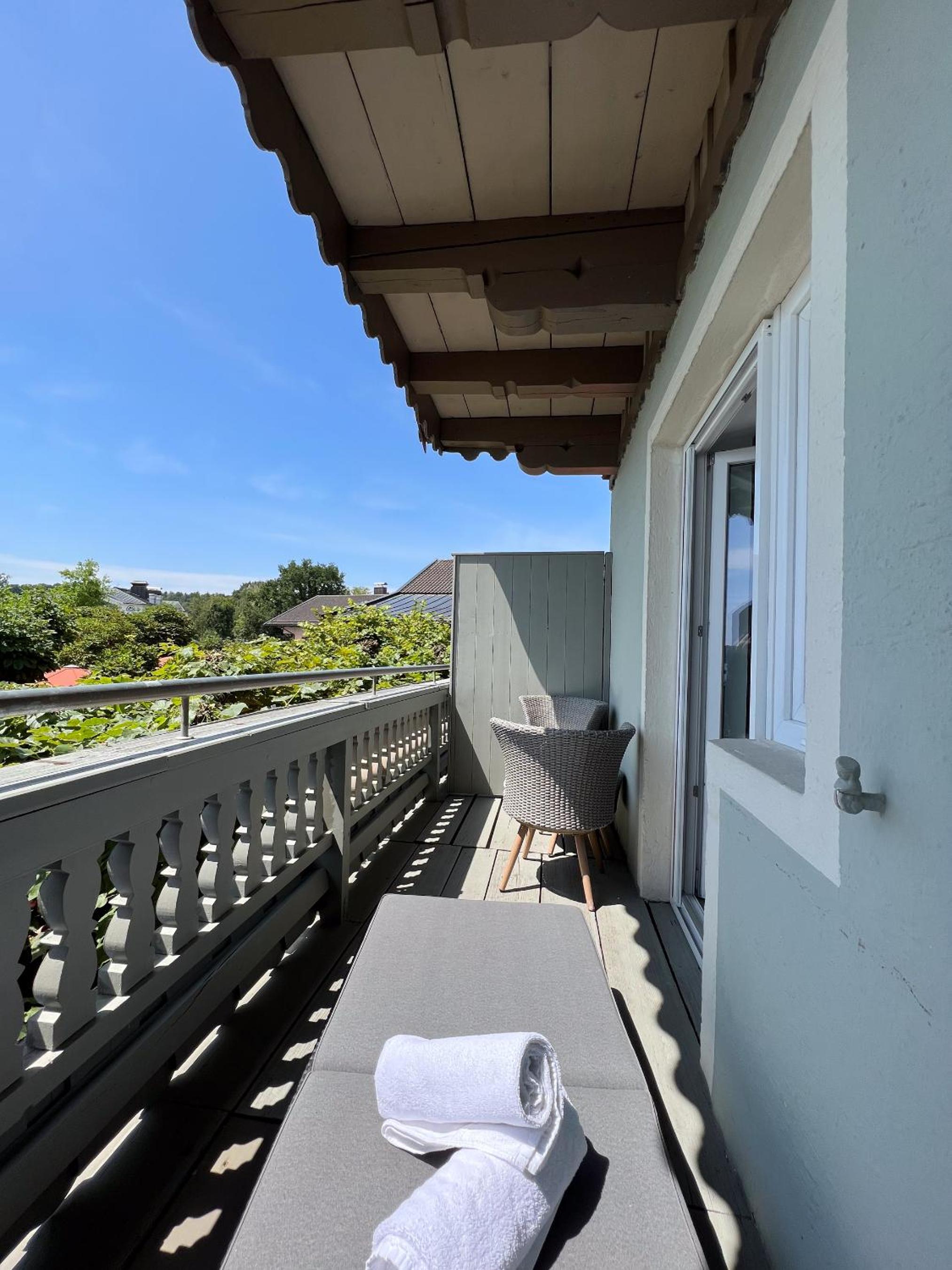 Double Room with Lake View and Balcony - Photo 22
