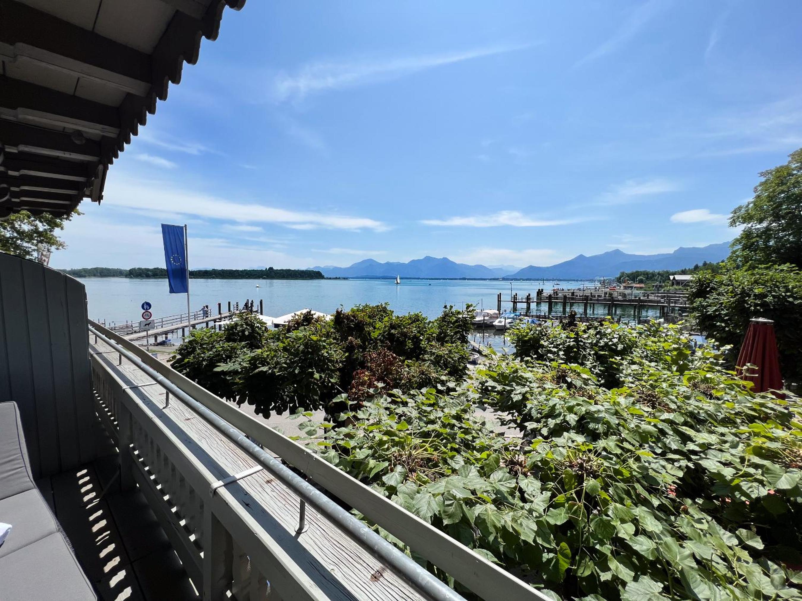 Double Room with Lake View and Balcony - Photo 20