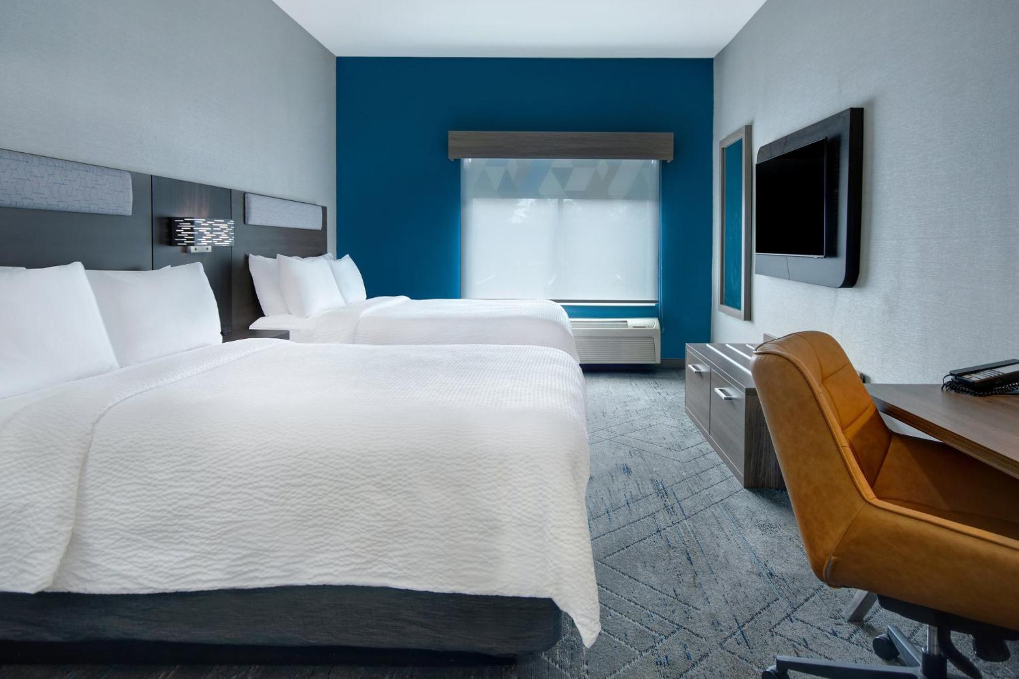 Standard Room with Two Queen Beds - Photo 12