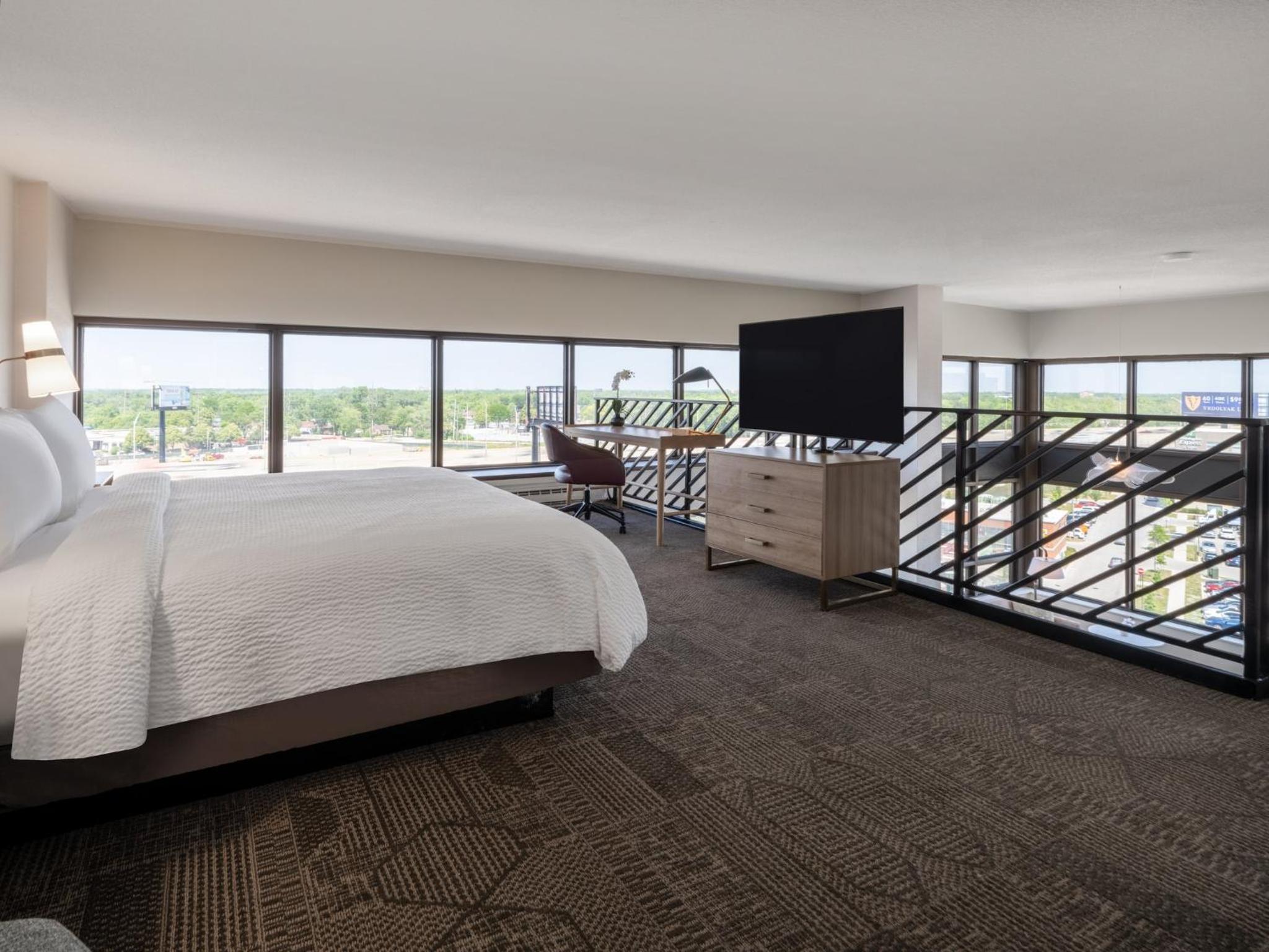 One-Bedroom Penthouse King Suite with Sofa Bed - Photo 5