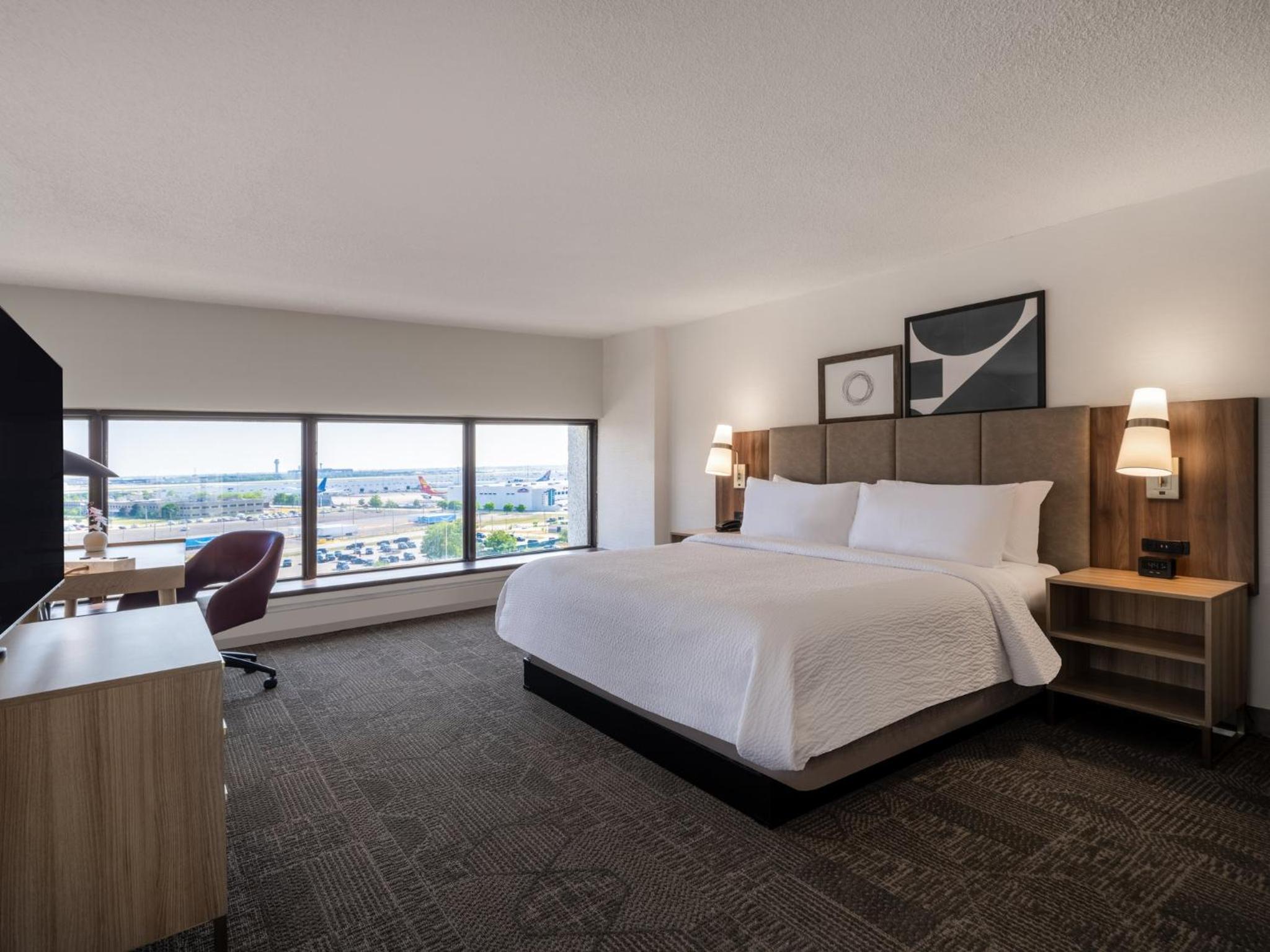 One-Bedroom Penthouse King Suite with Airport View - Photo 2