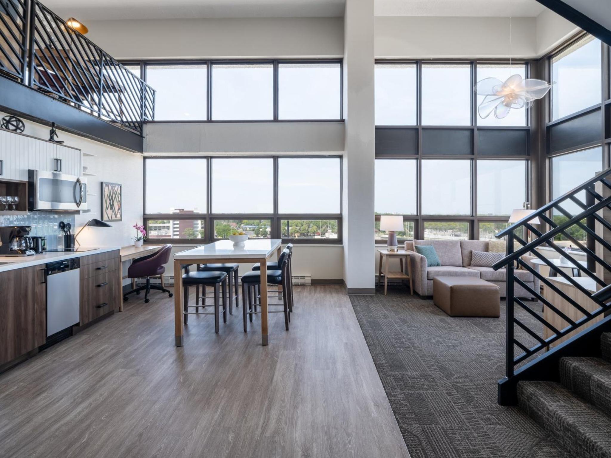 One-Bedroom Penthouse King Suite with Sofa Bed - Photo 7