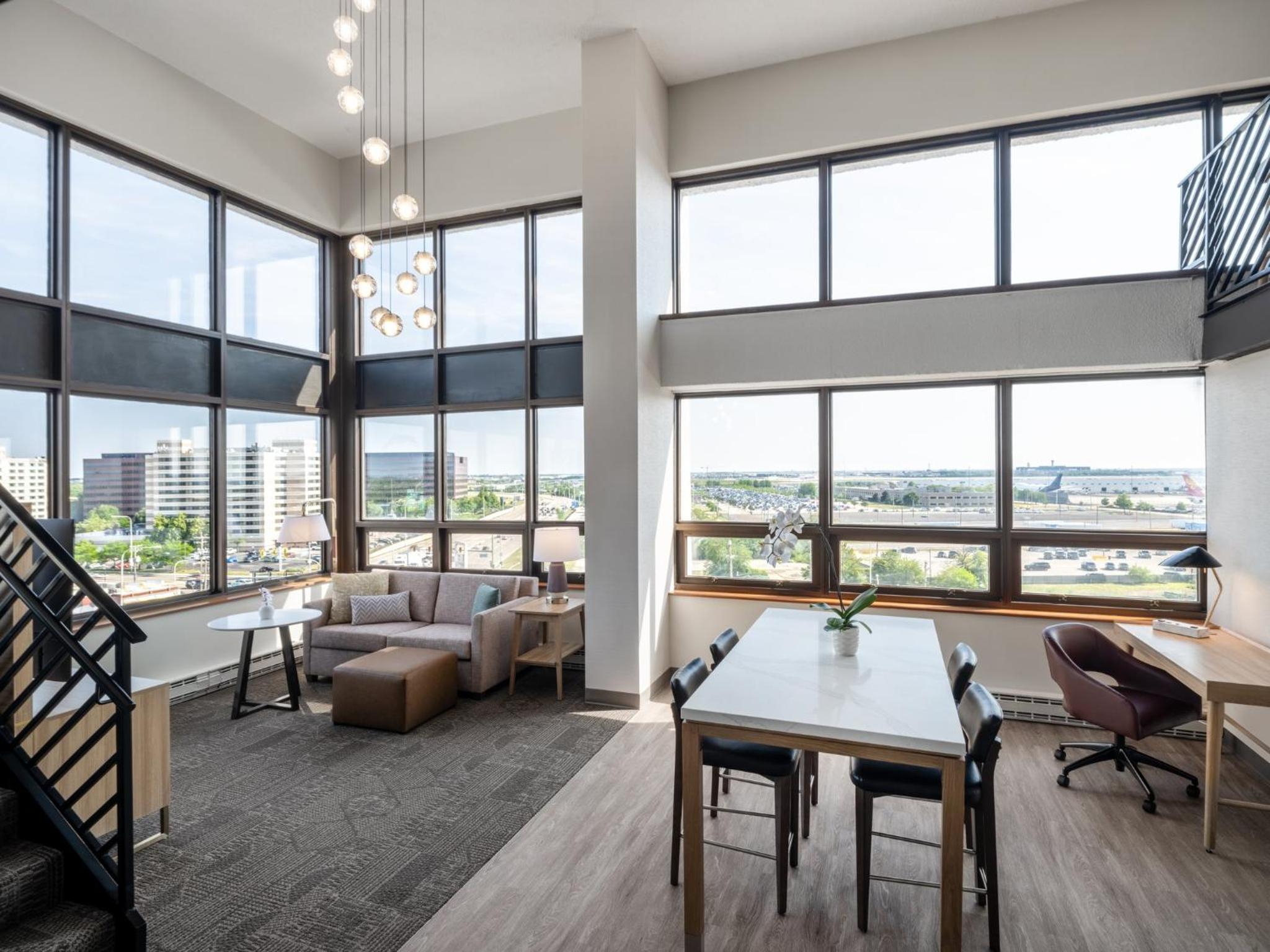 One-Bedroom Penthouse King Suite with Airport View - Photo 6