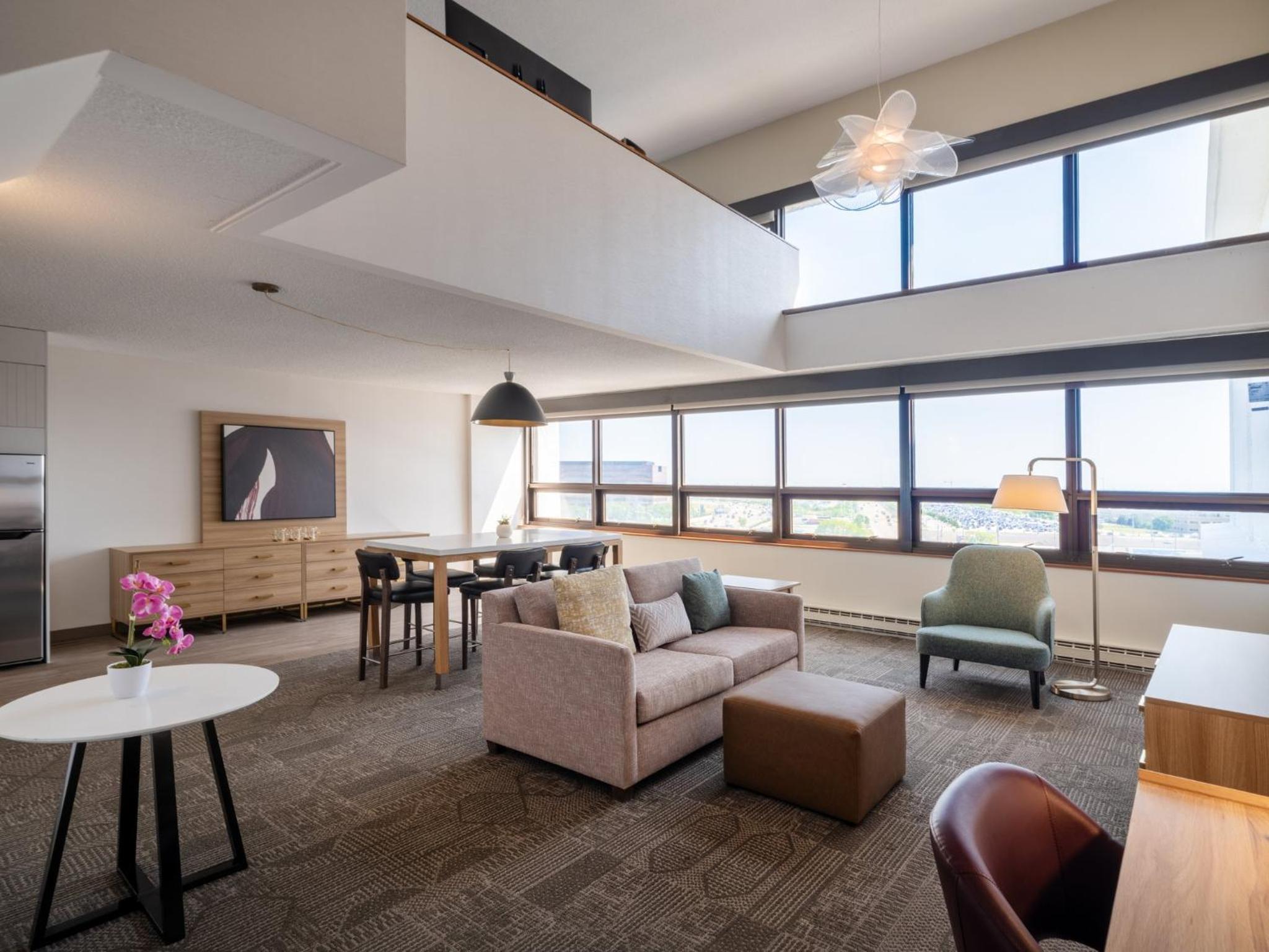 One-Bedroom Penthouse King Suite with Sofa Bed - Photo 2