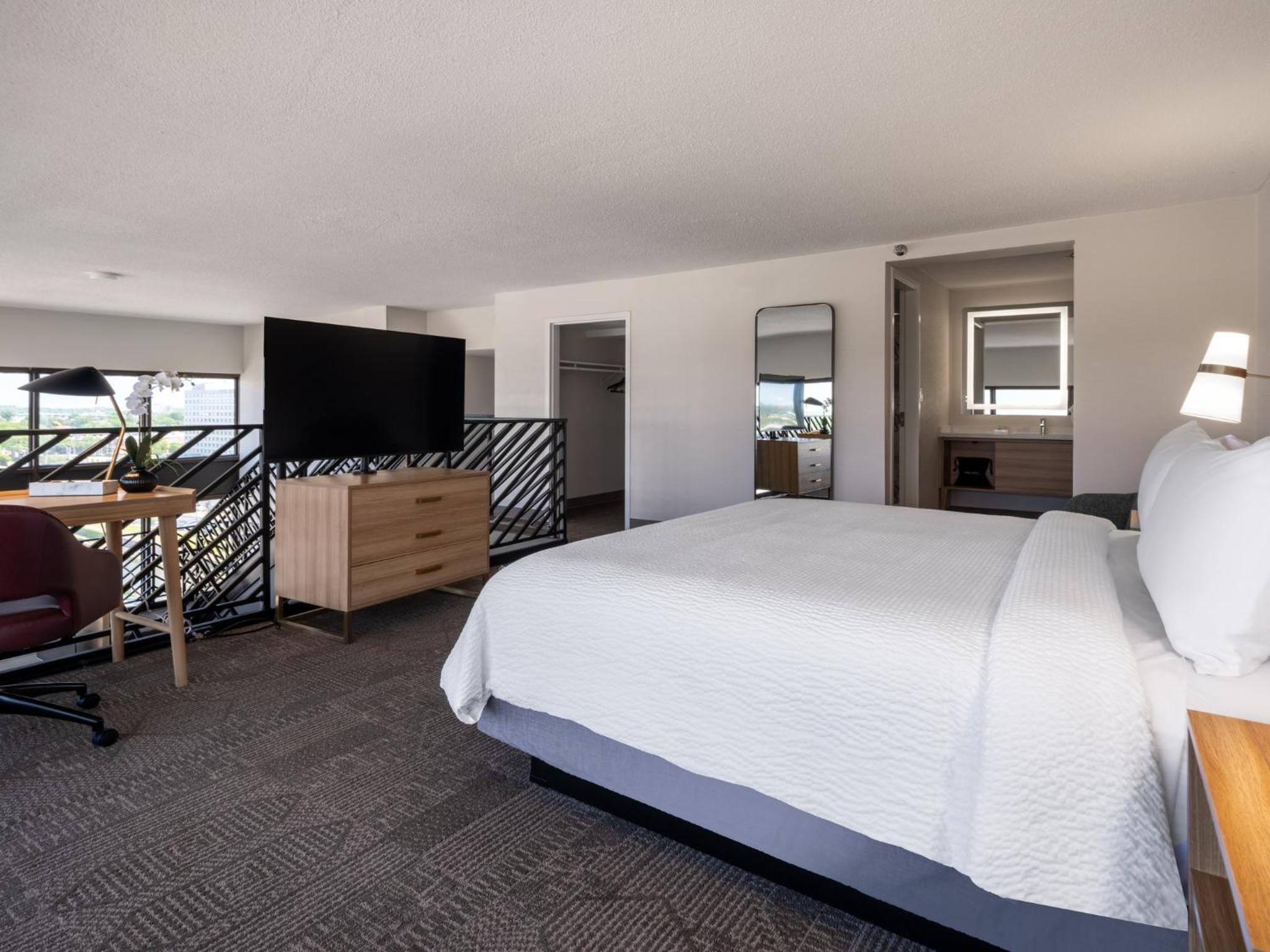 One-Bedroom Penthouse King Suite with Sofa Bed - Photo 6
