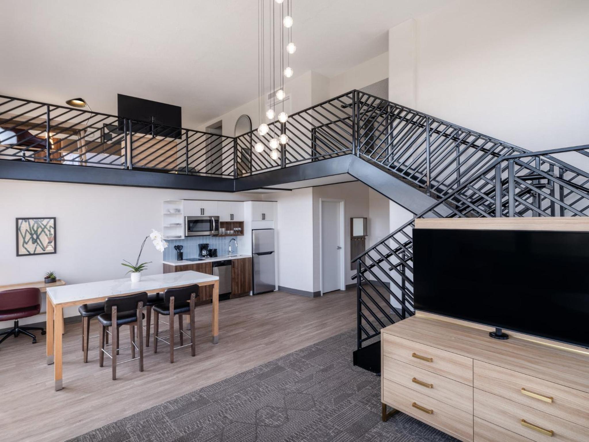 One-Bedroom Penthouse King Suite with Airport View - Photo 9