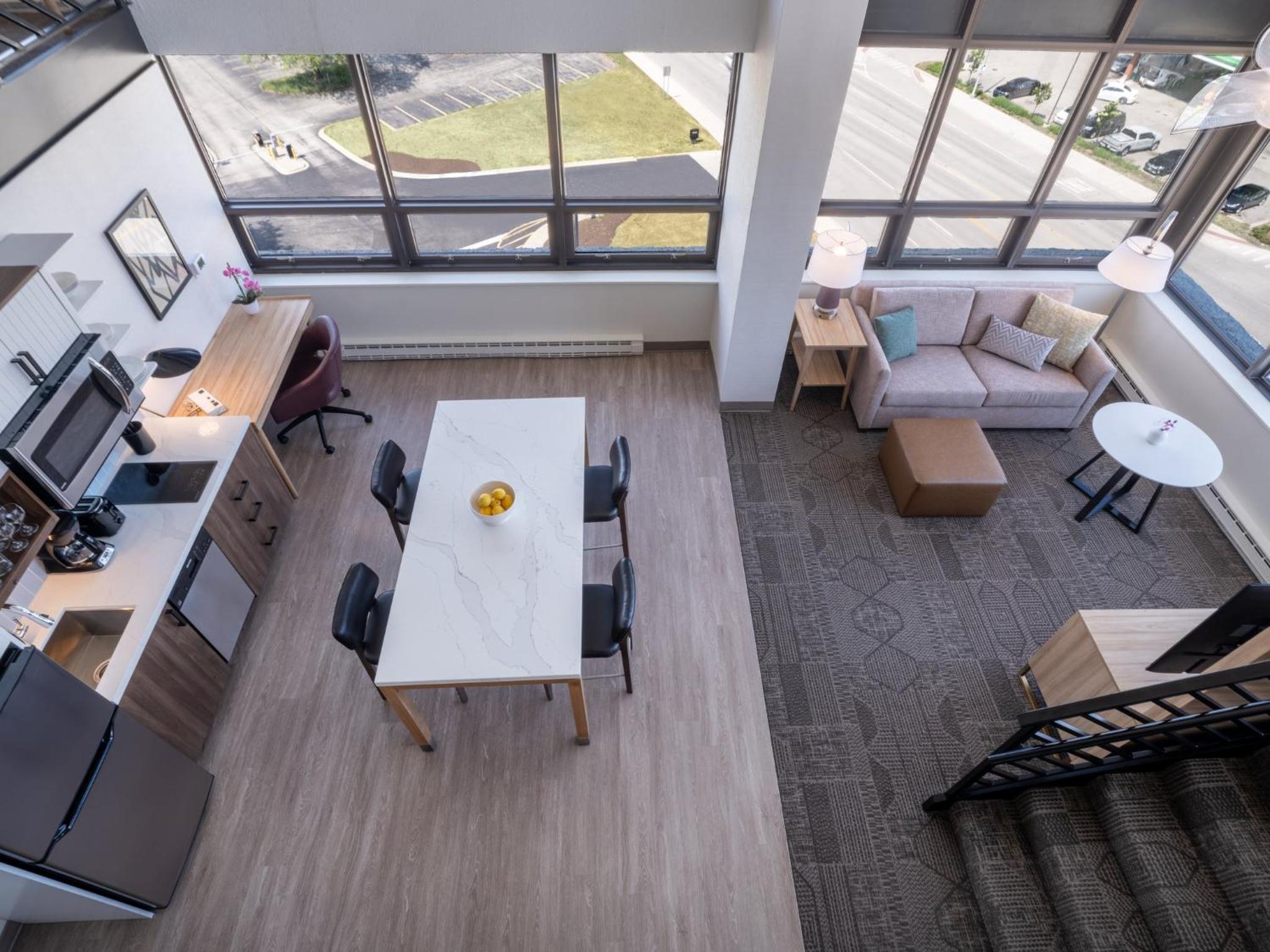 One-Bedroom Penthouse King Suite with Sofa Bed - Photo 3