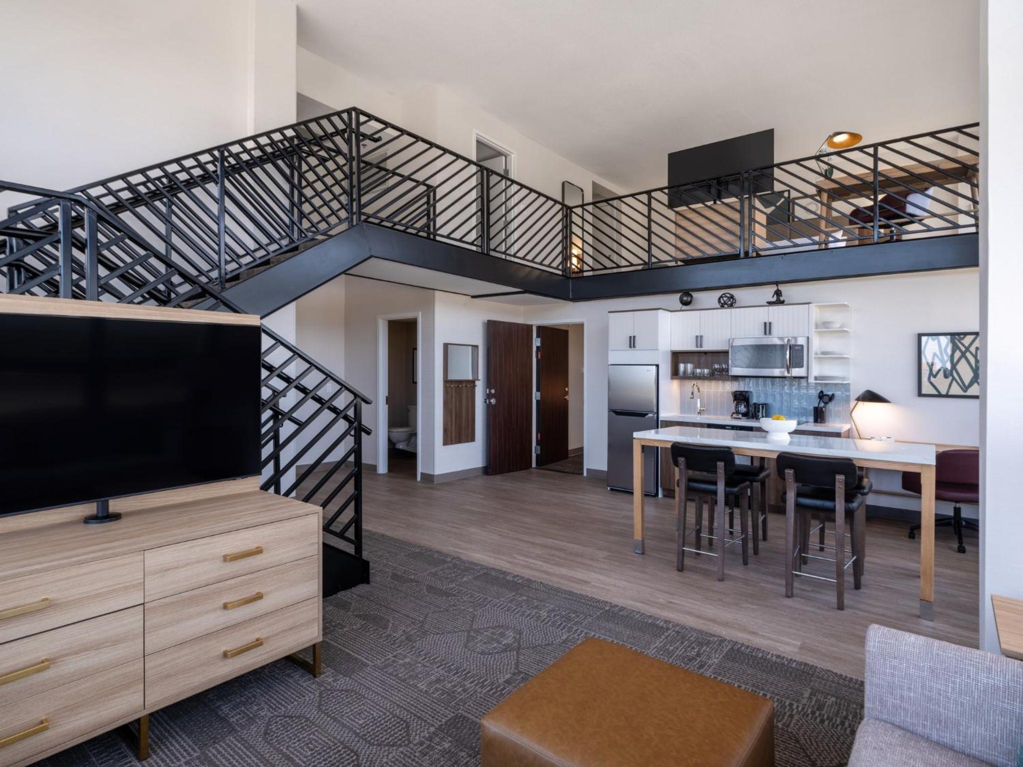 One-Bedroom Penthouse King Suite with Sofa Bed - Photo 10