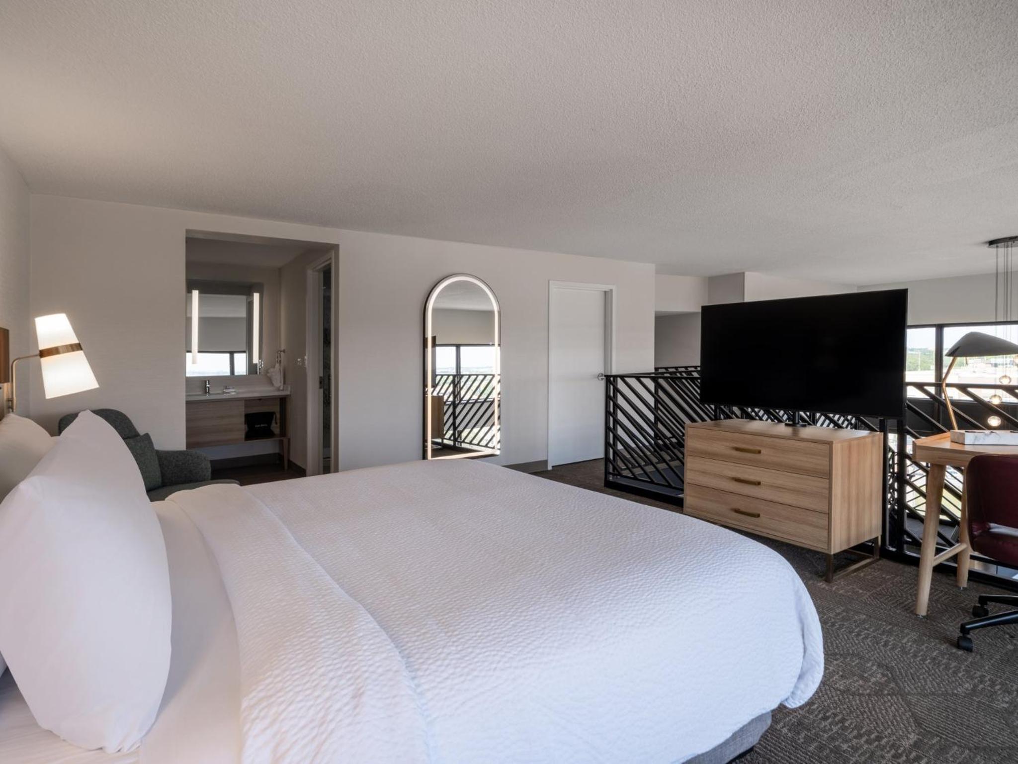 One-Bedroom Penthouse King Suite with Airport View - Photo 3