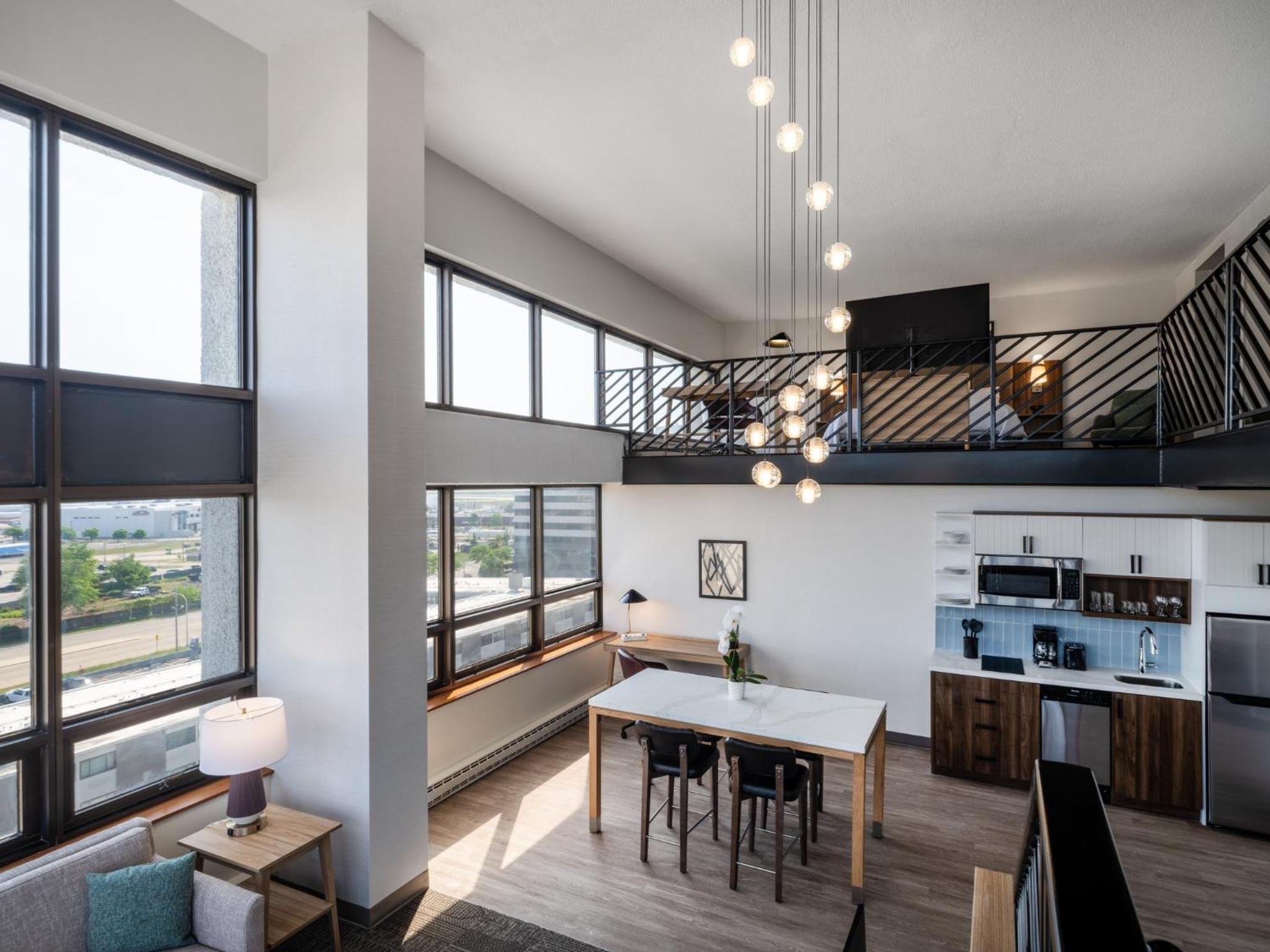 One-Bedroom Penthouse King Suite with Airport View - Photo 12