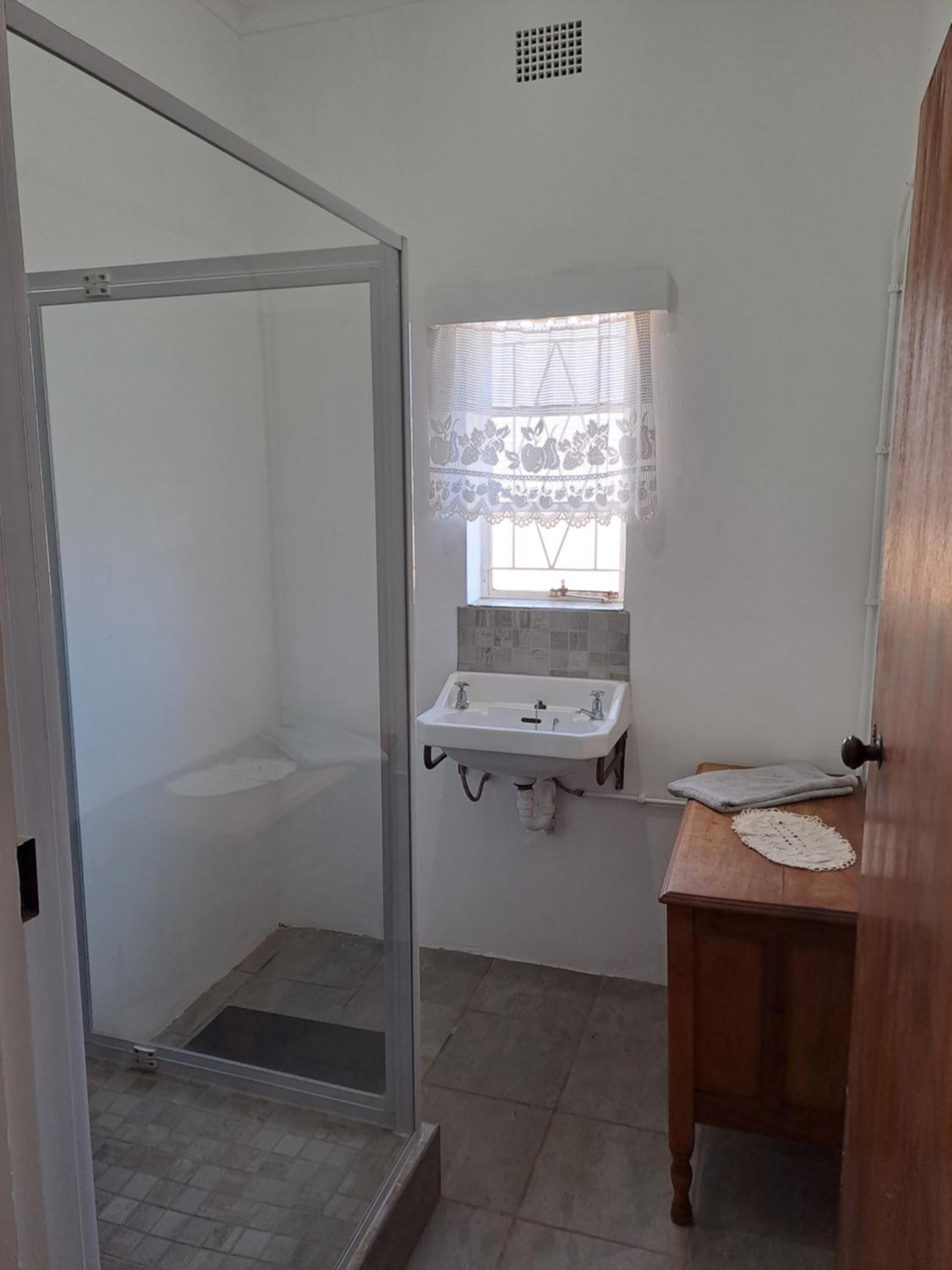 Four-Bedroom House - Photo 4