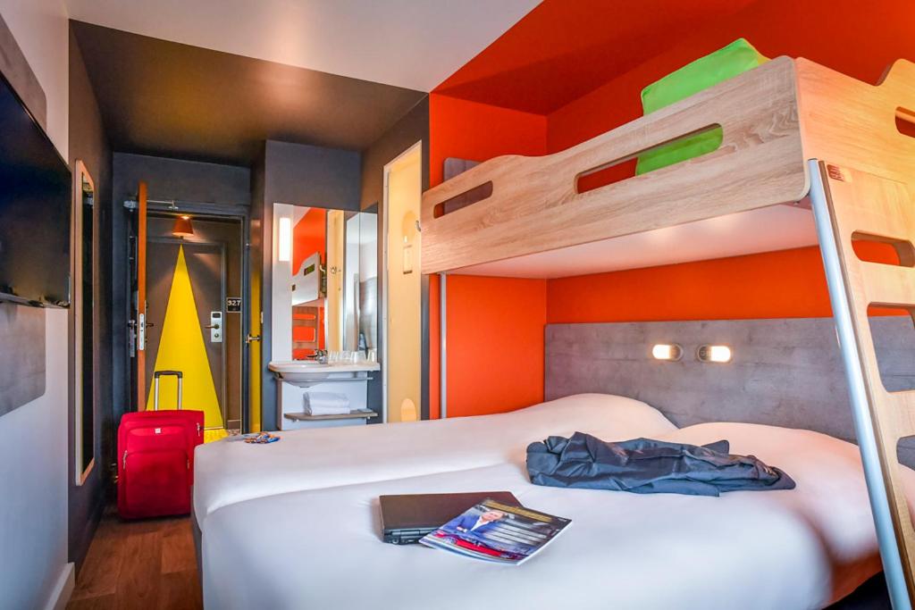 Triple Room with Bunk Bed photo 2