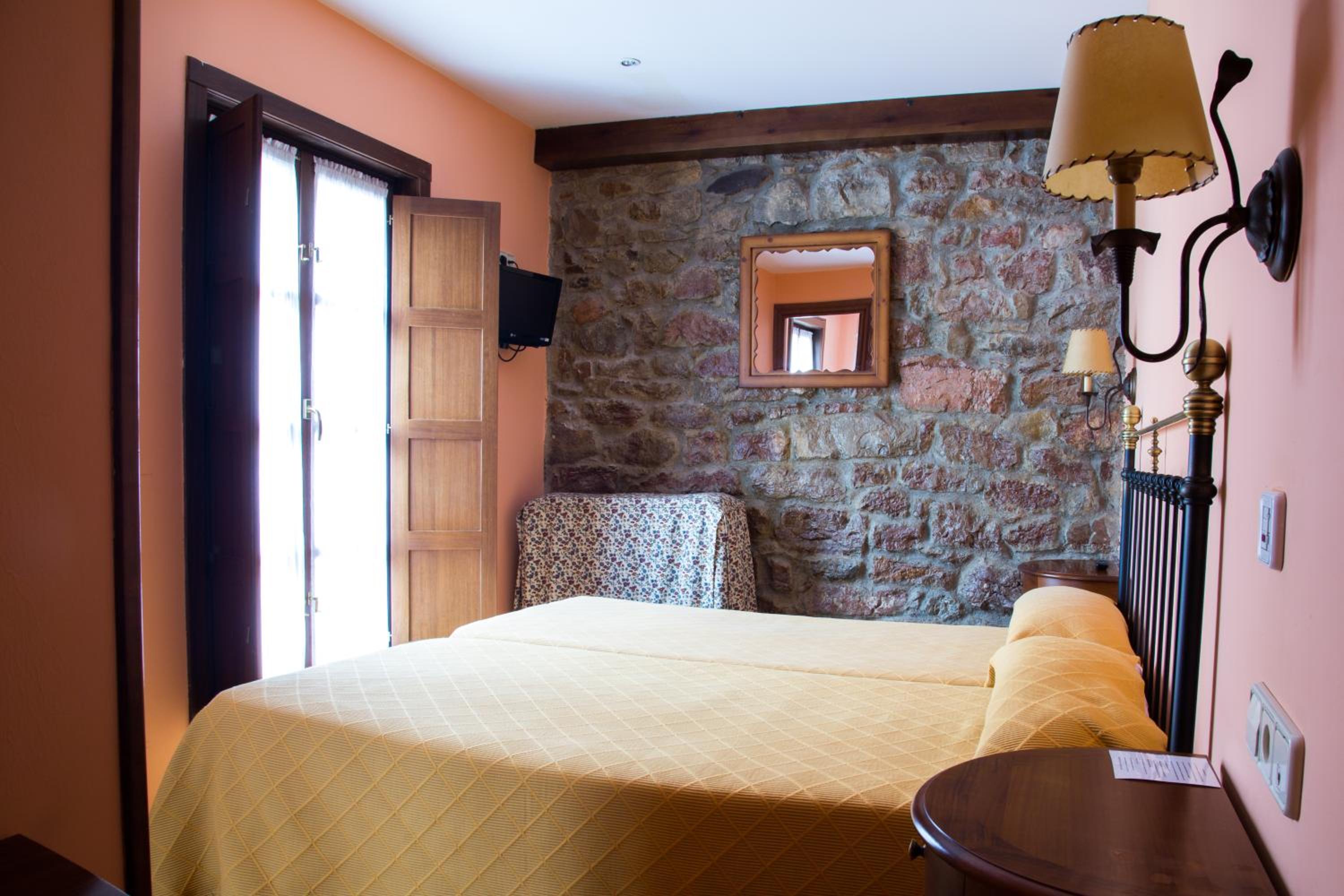 Double or Twin Room - Photo 10