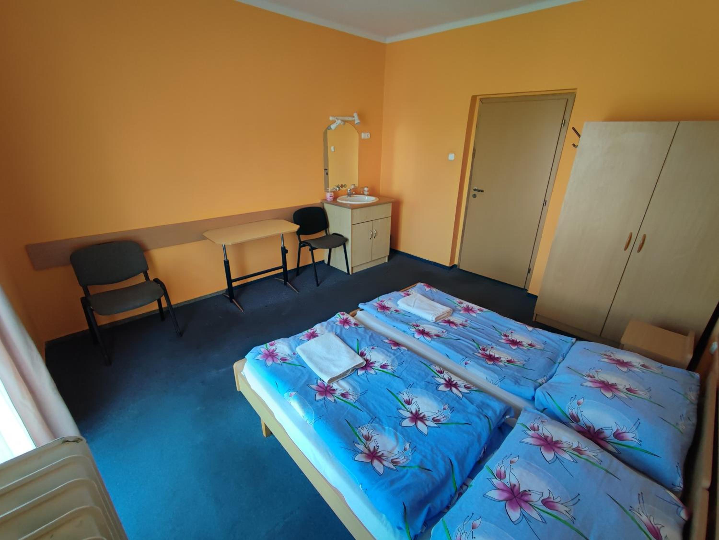 Economy Twin Room photo 2