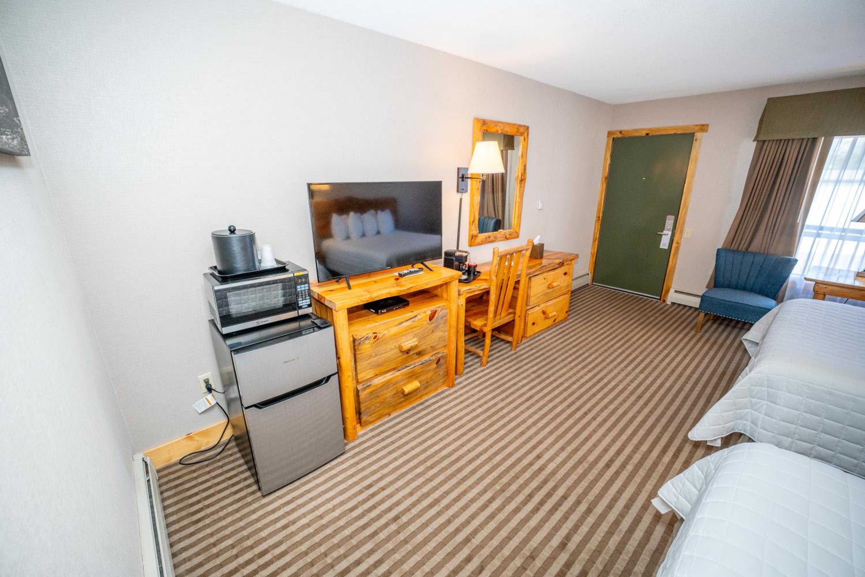 Queen Room with Two Queen Beds - Pet Friendly - Photo 2