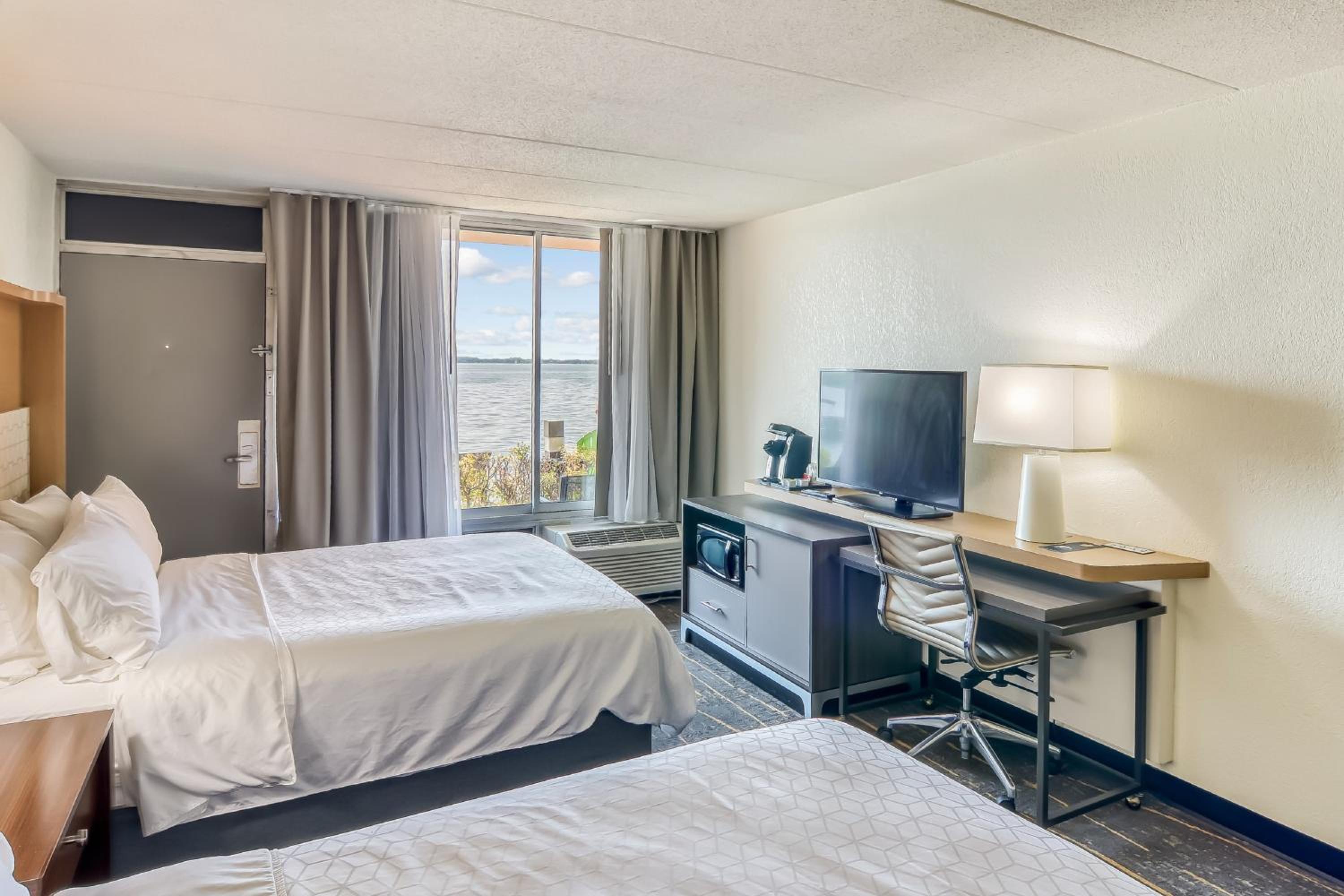Standard Queen Room with Two Queen Beds and Beach Access - Photo 3