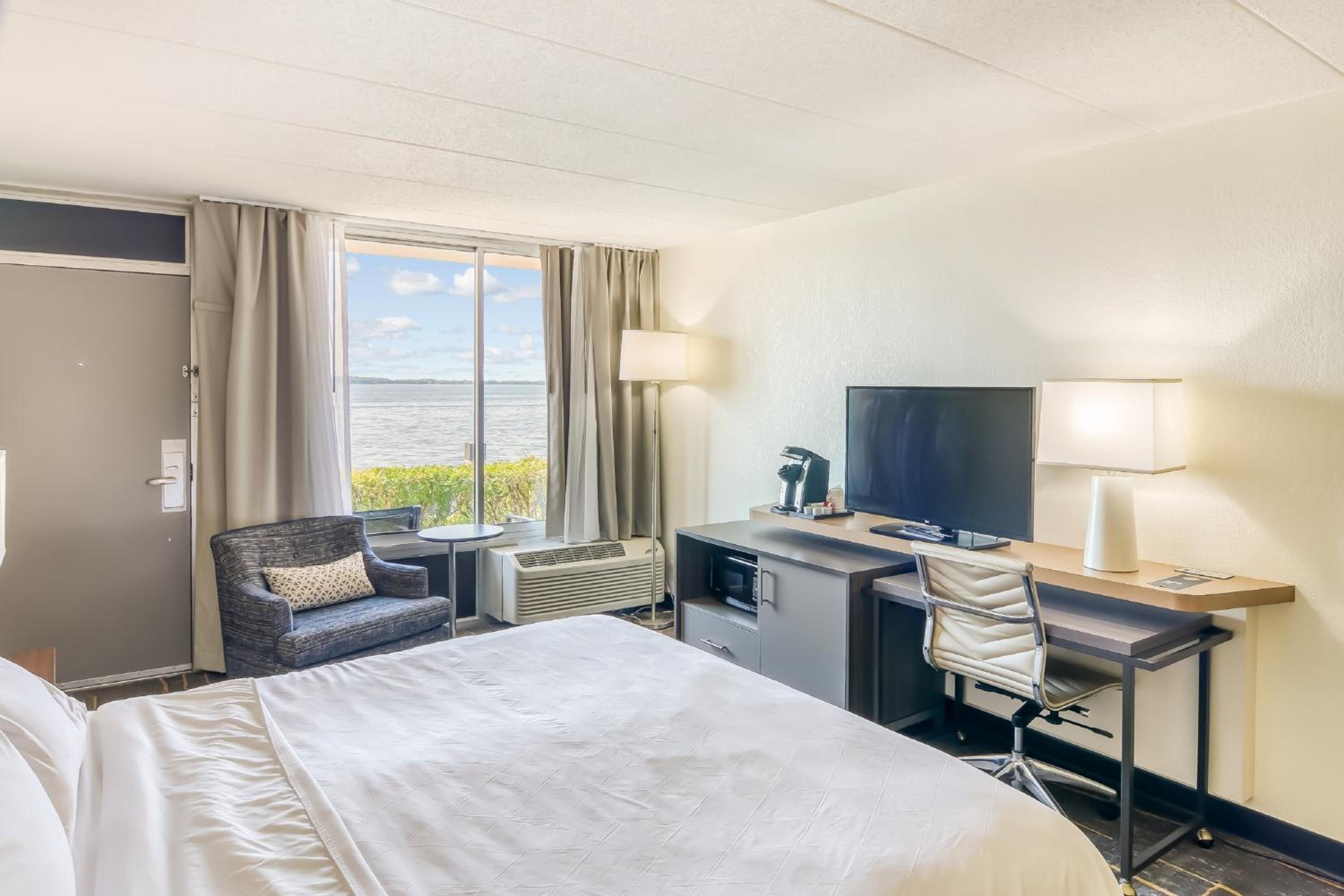 Standard King Room with Lake View