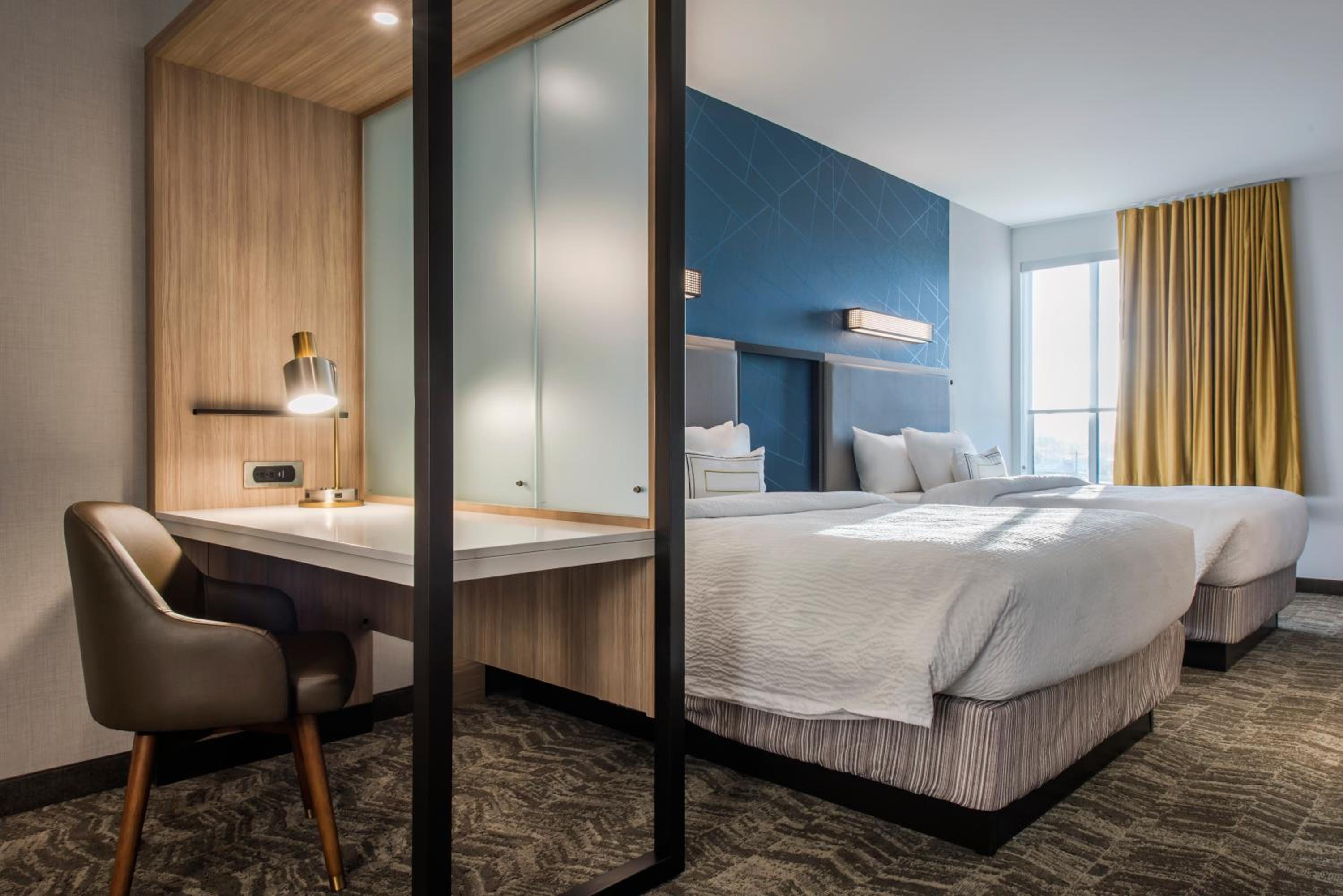 Queen Suite with Adapted Tub - Mobility Accessible