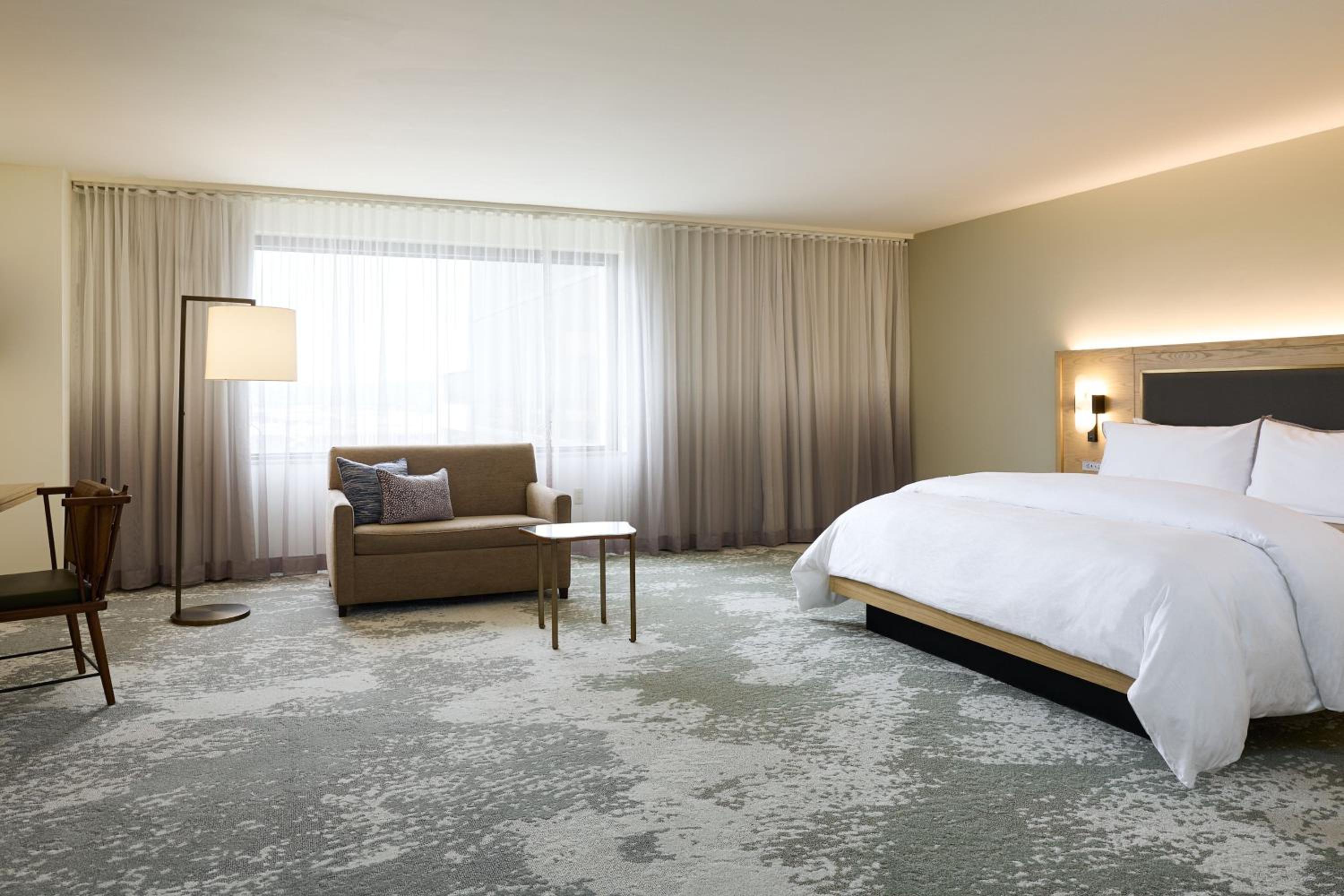 Executive, Executive lounge access, Guest room, 1 King thumbnail 5