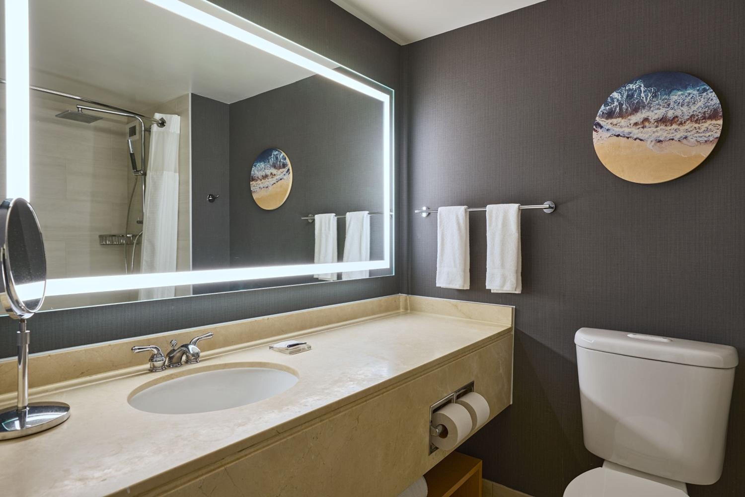 Traditional Double Room with Two Queen Beds and Adapted Tub - Mobility Accessible