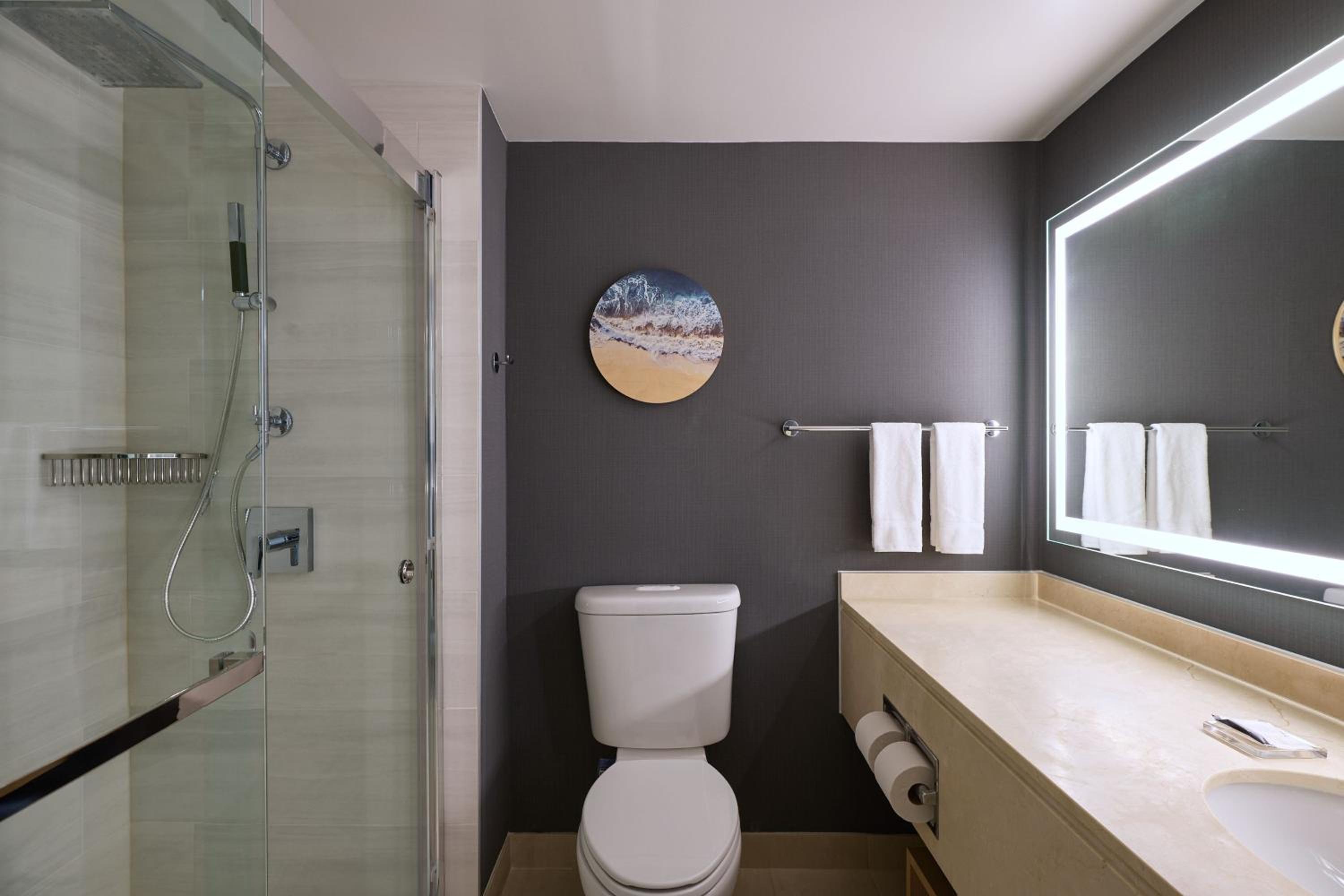 Traditional Double Room with Two Queen Beds and Adapted Tub - Mobility Accessible