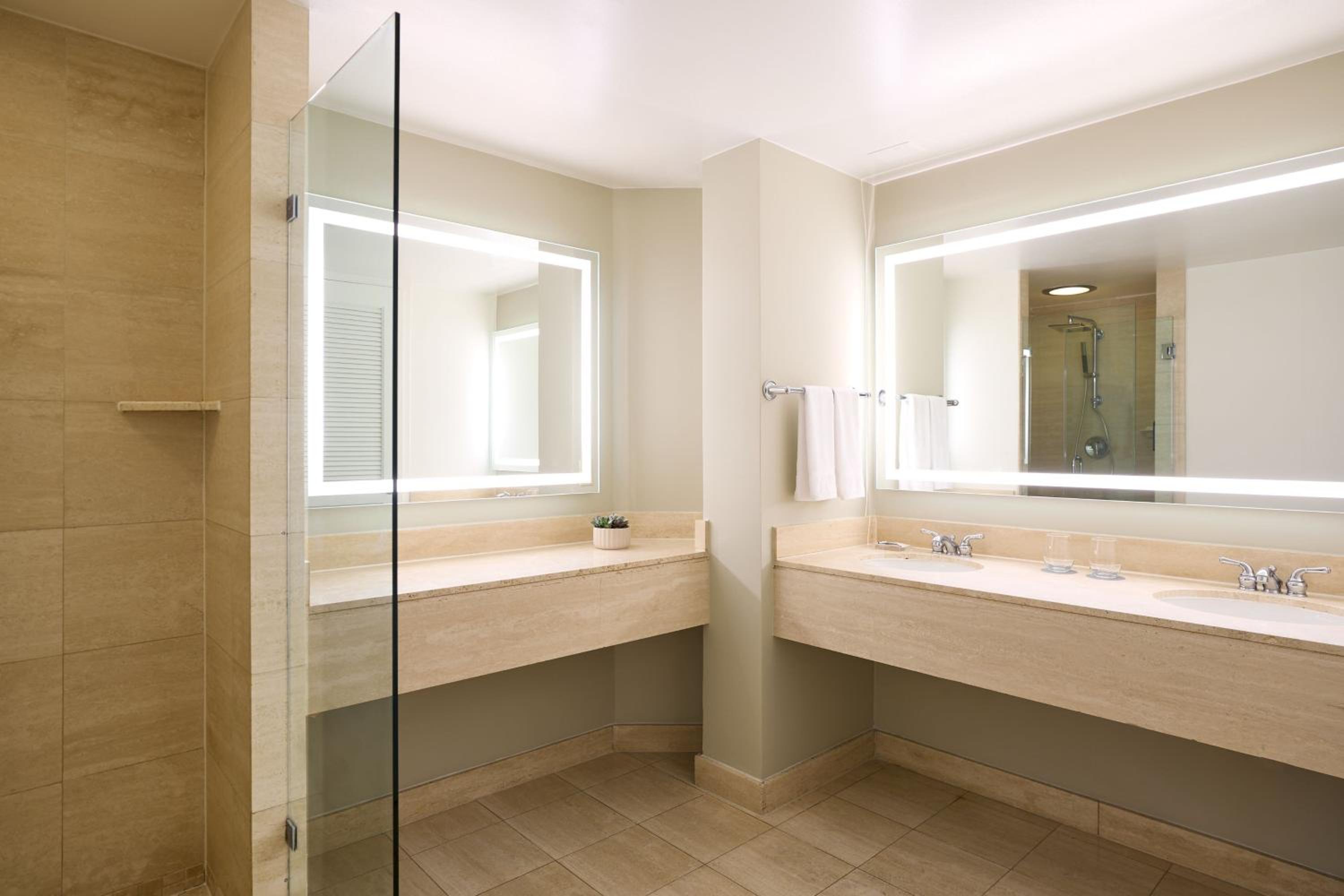 Luxury Suite King, 1 Bedroom Presidential Suite, 1 King thumbnail 6