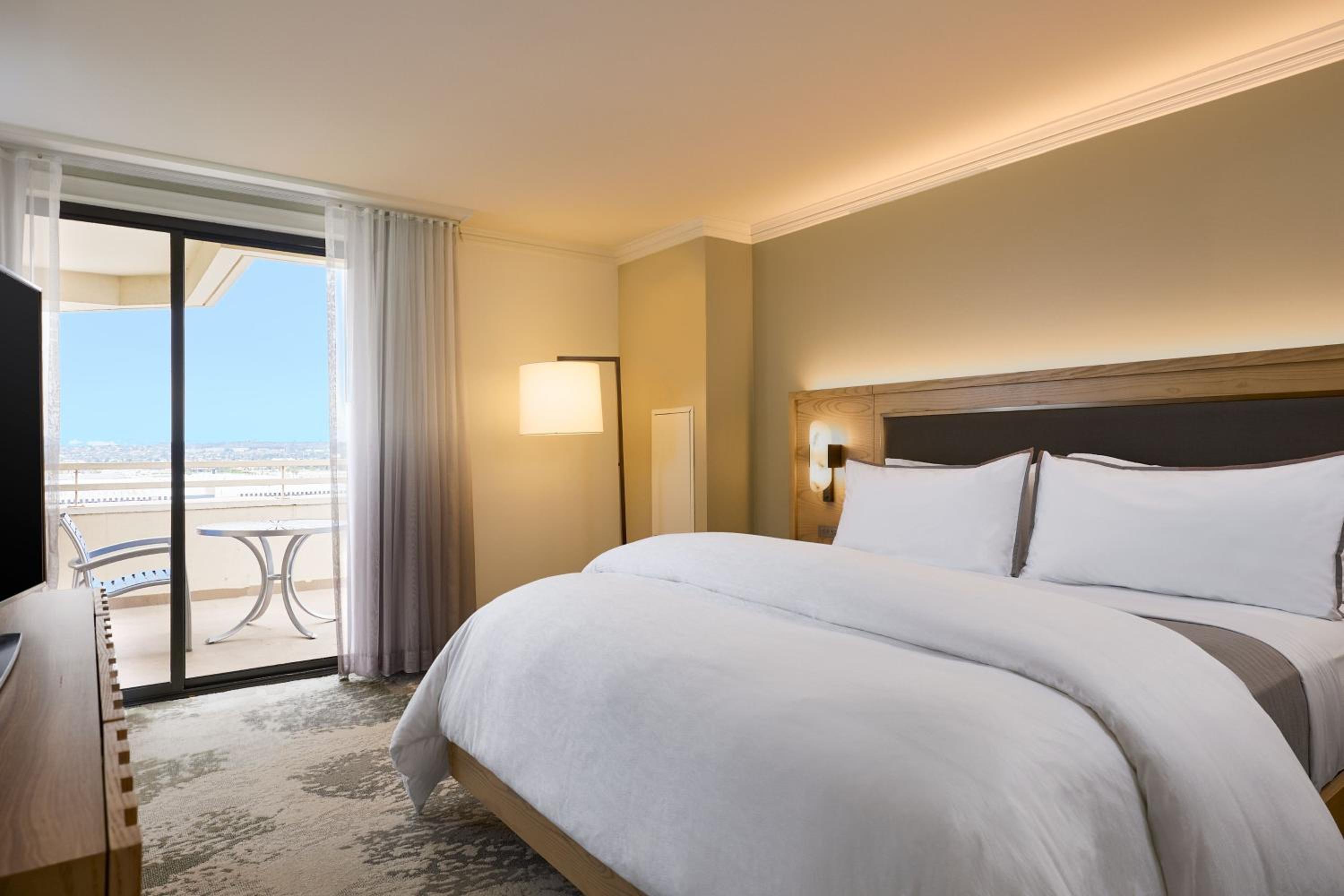 Deluxe Corner Suite, Larger Suite, 1 King, Corner room thumbnail 6