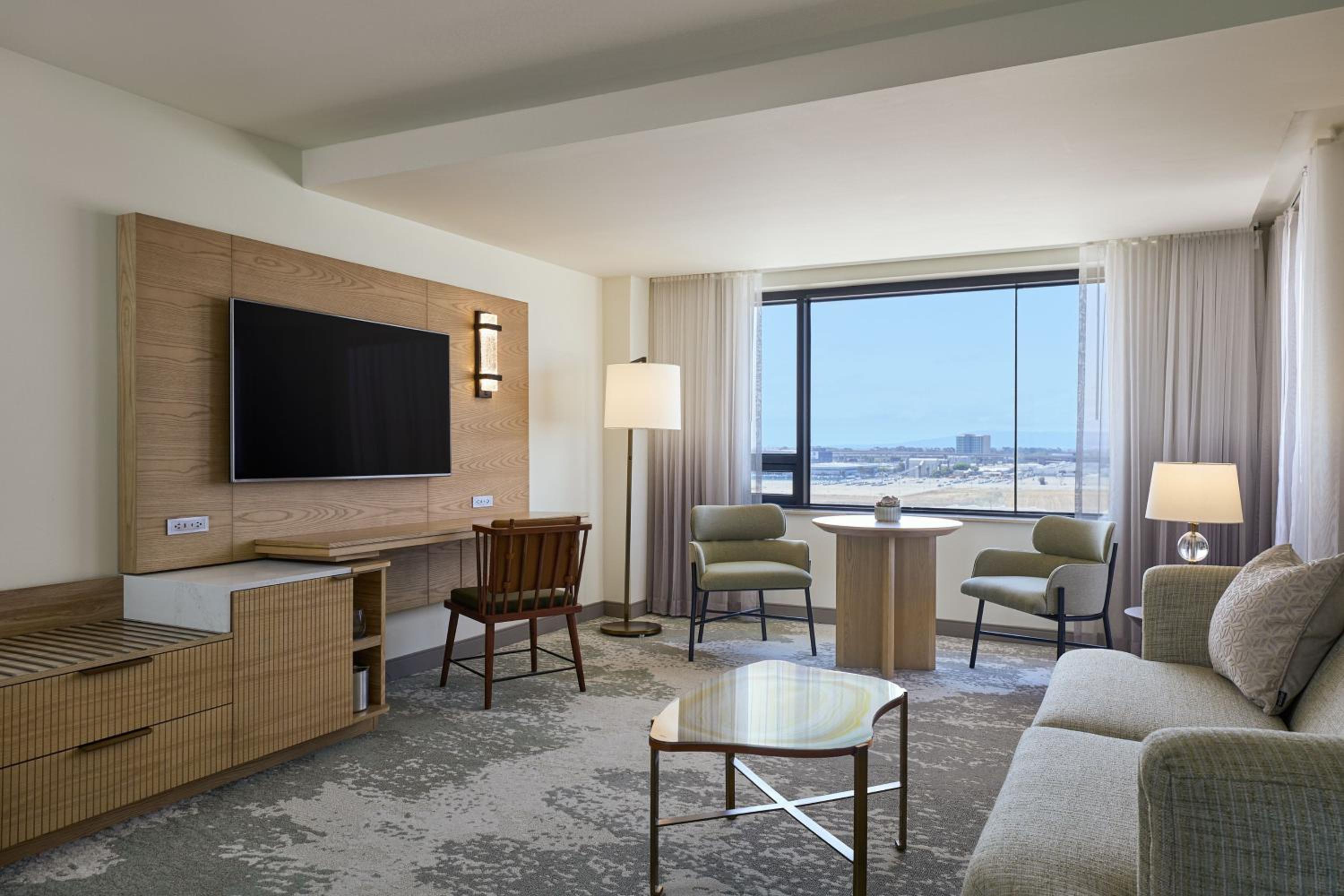 Deluxe Corner Suite, Larger Suite, 1 King, Corner room