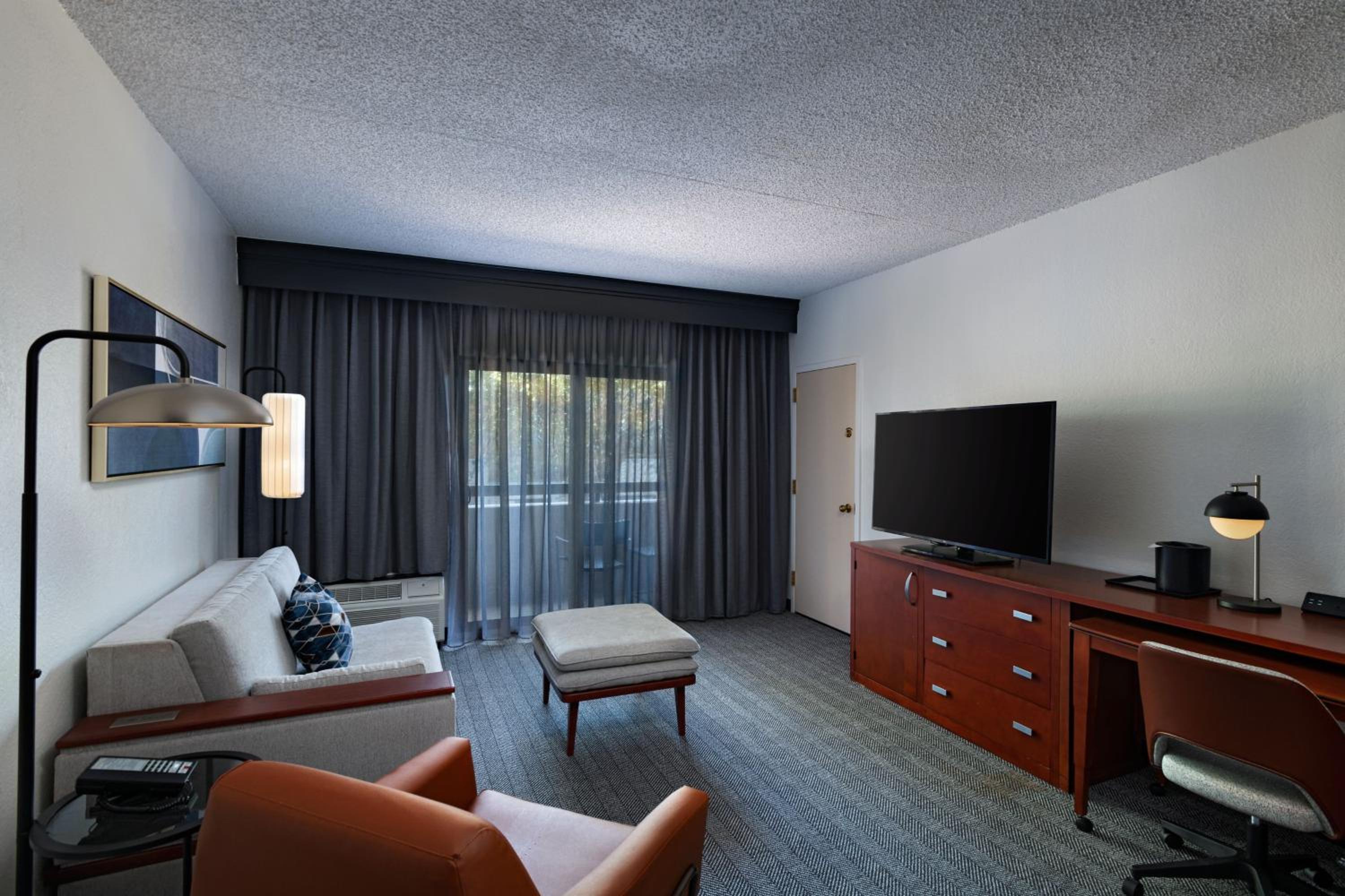 One-Bedroom Suite with 1 King Bed and Sofa Bed - Photo 4