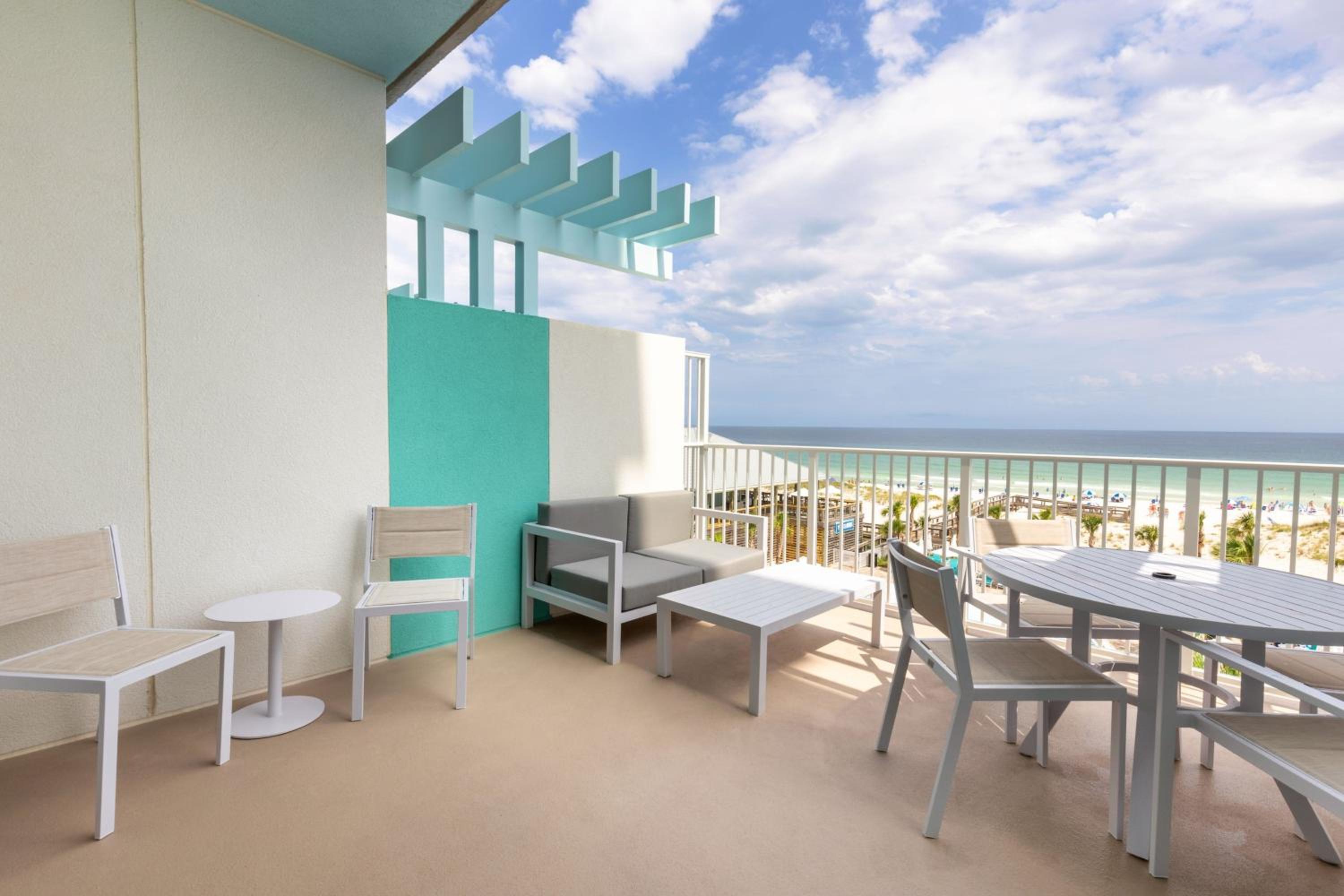 Queen Room with Two Queen Beds and Extended Balcony - Beachfront - Photo 4