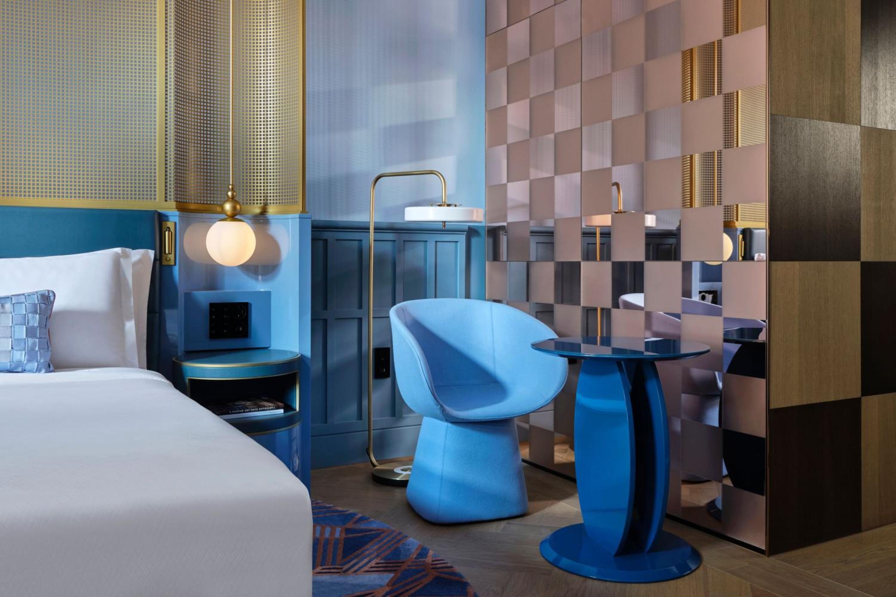 Deluxe King Room with Street View