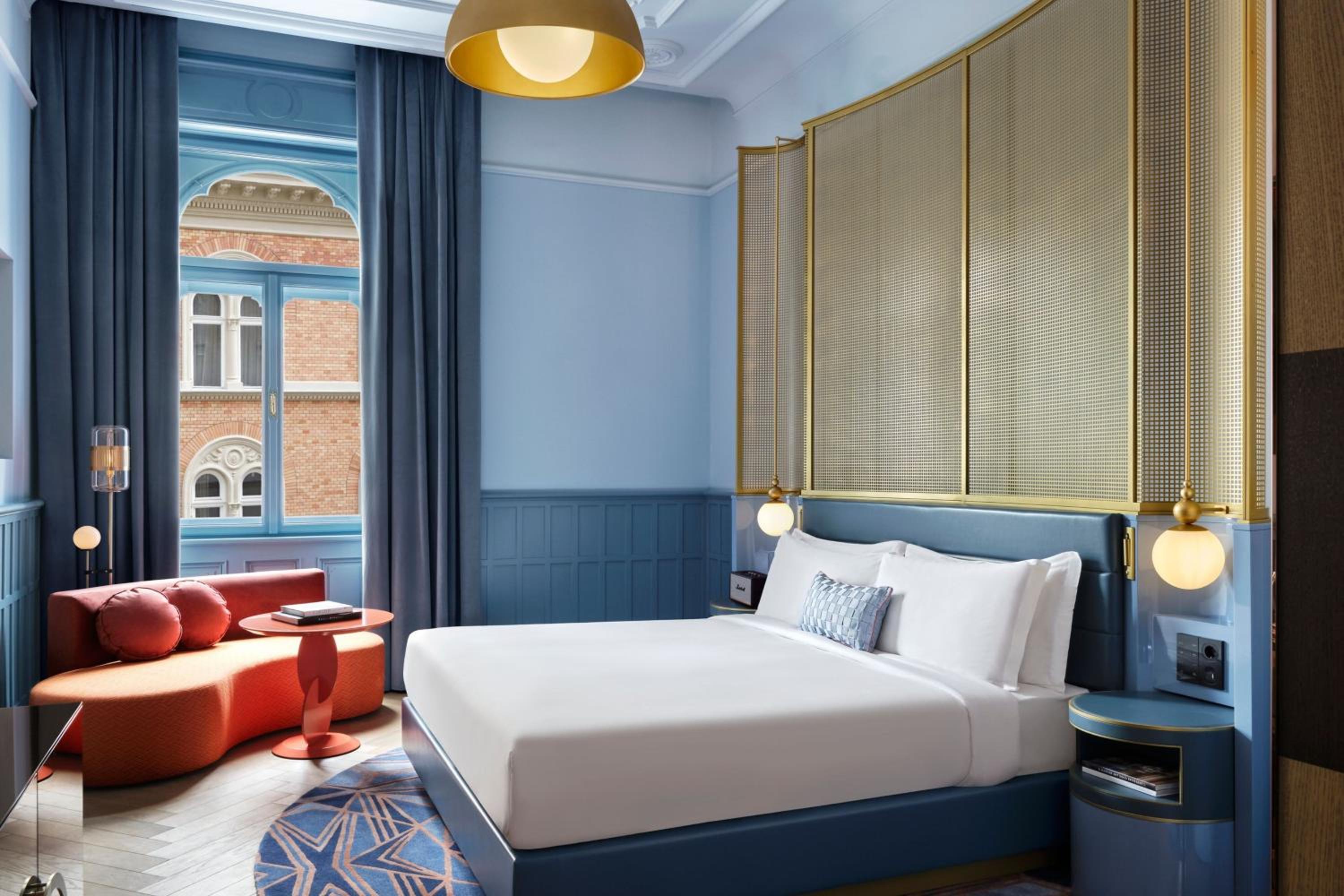 Deluxe King Room with Street View