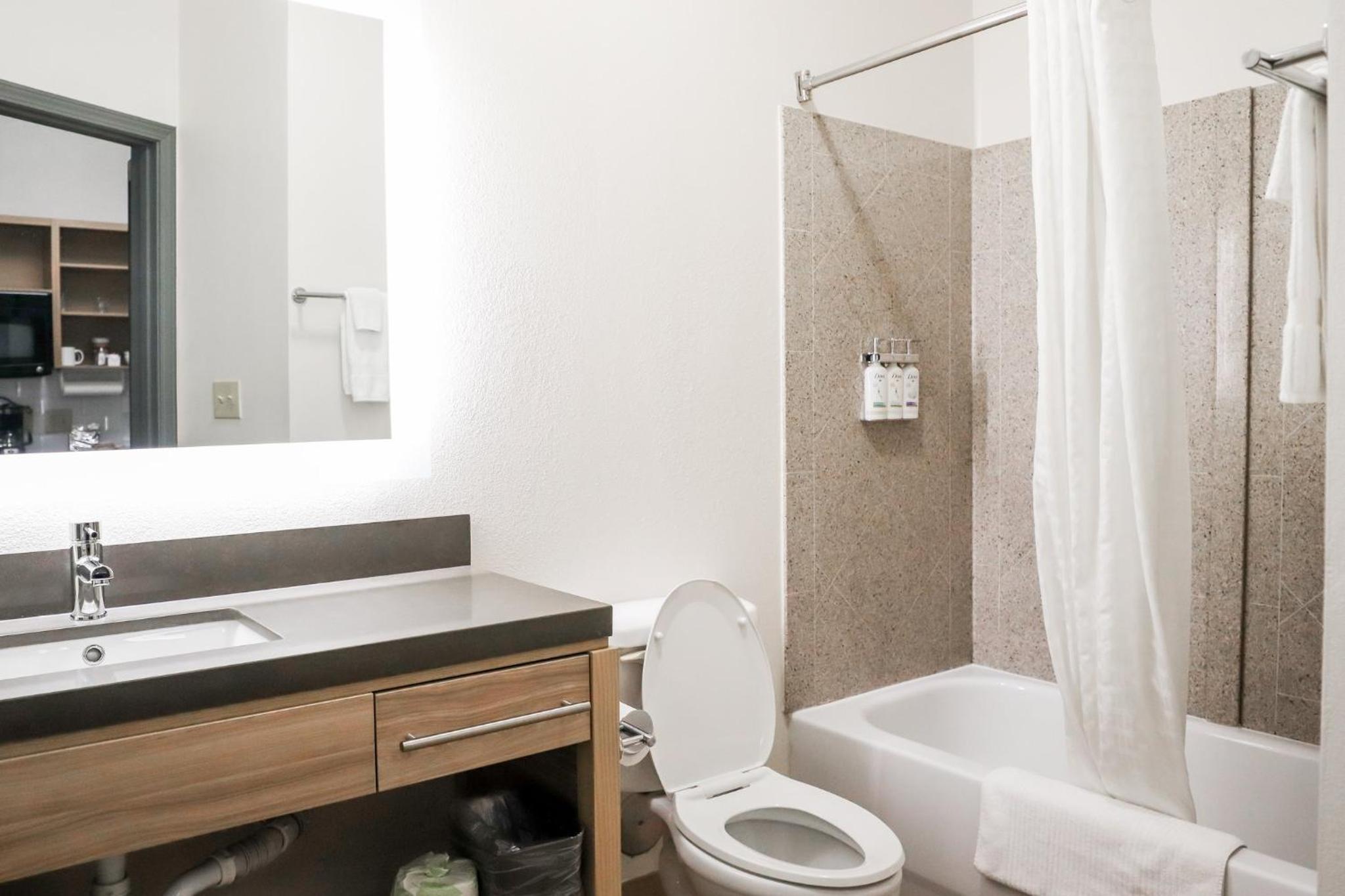 Studio Queen Suite - Photo 3