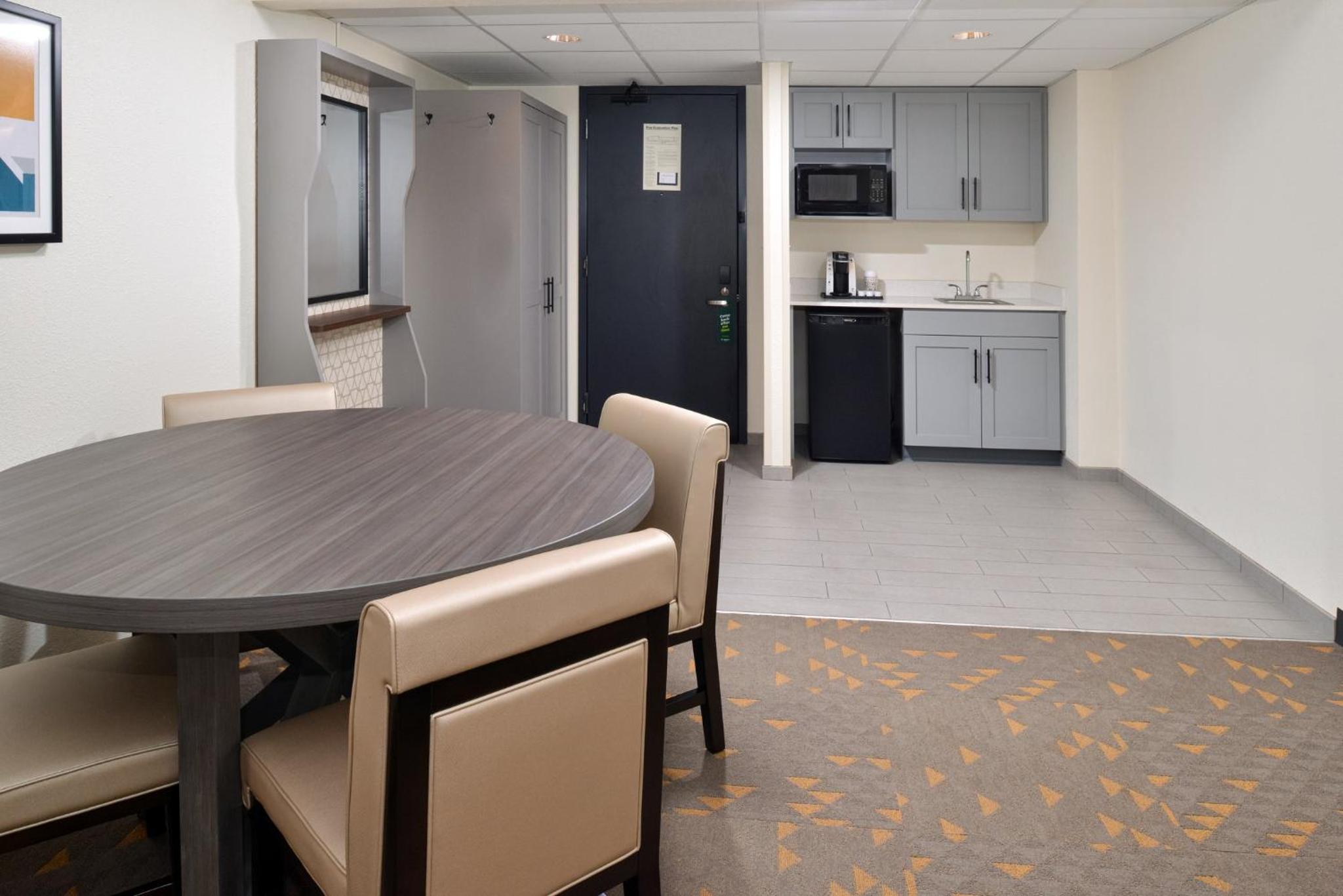 Executive King Suite - Non-Smoking - Photo 4