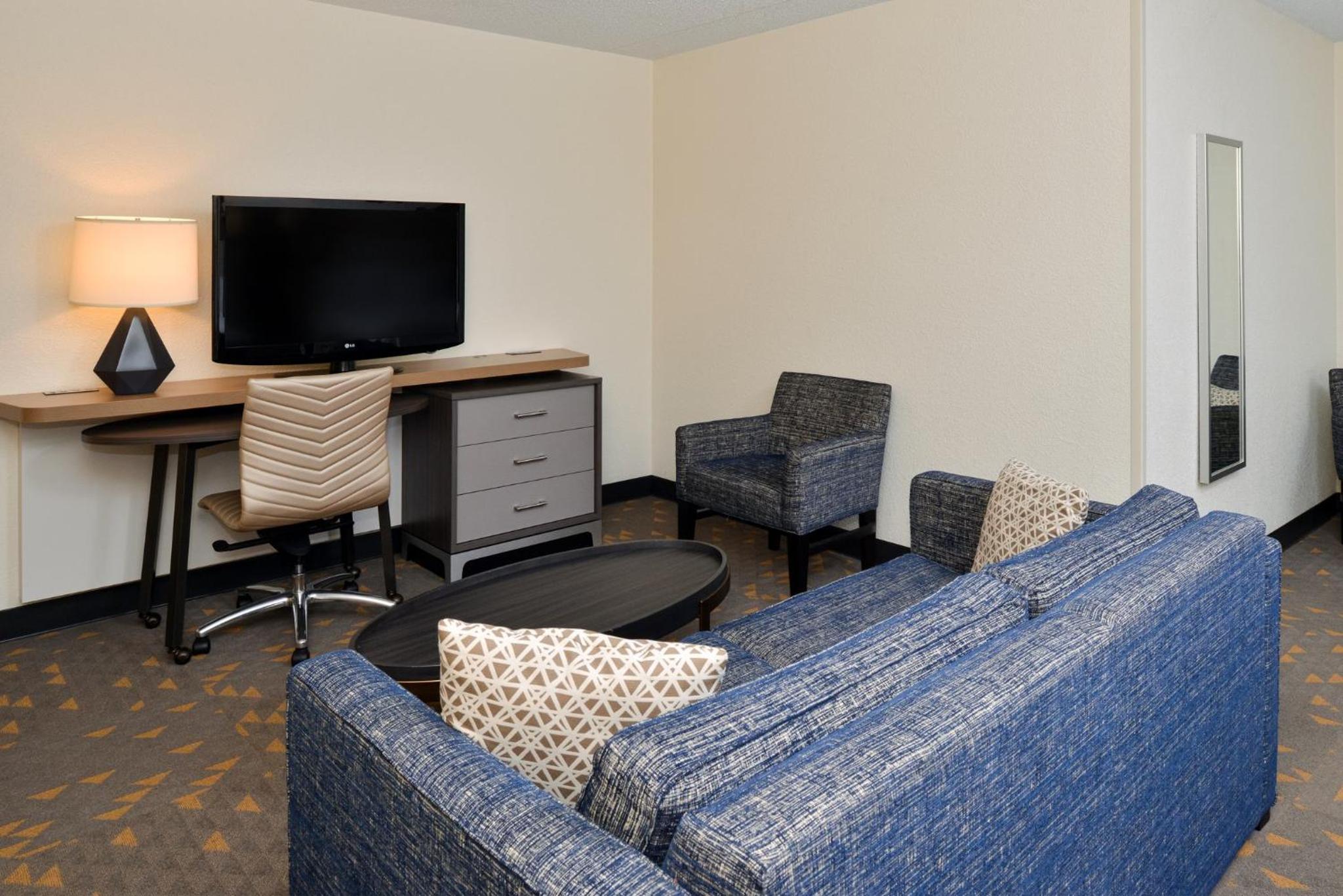 Queen Suite with Sofa Bed - Photo 3