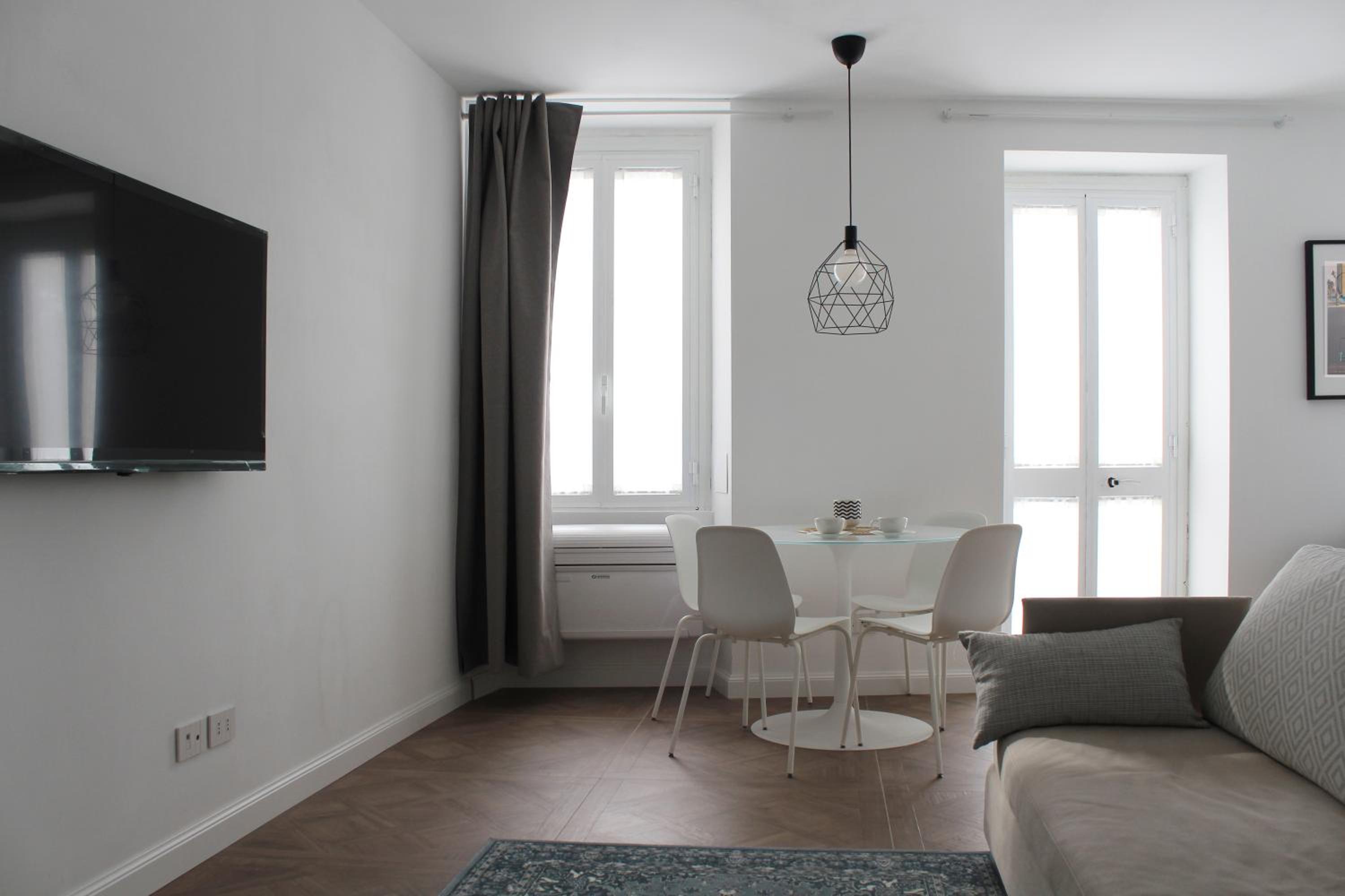 One-Bedroom Apartment photo 1