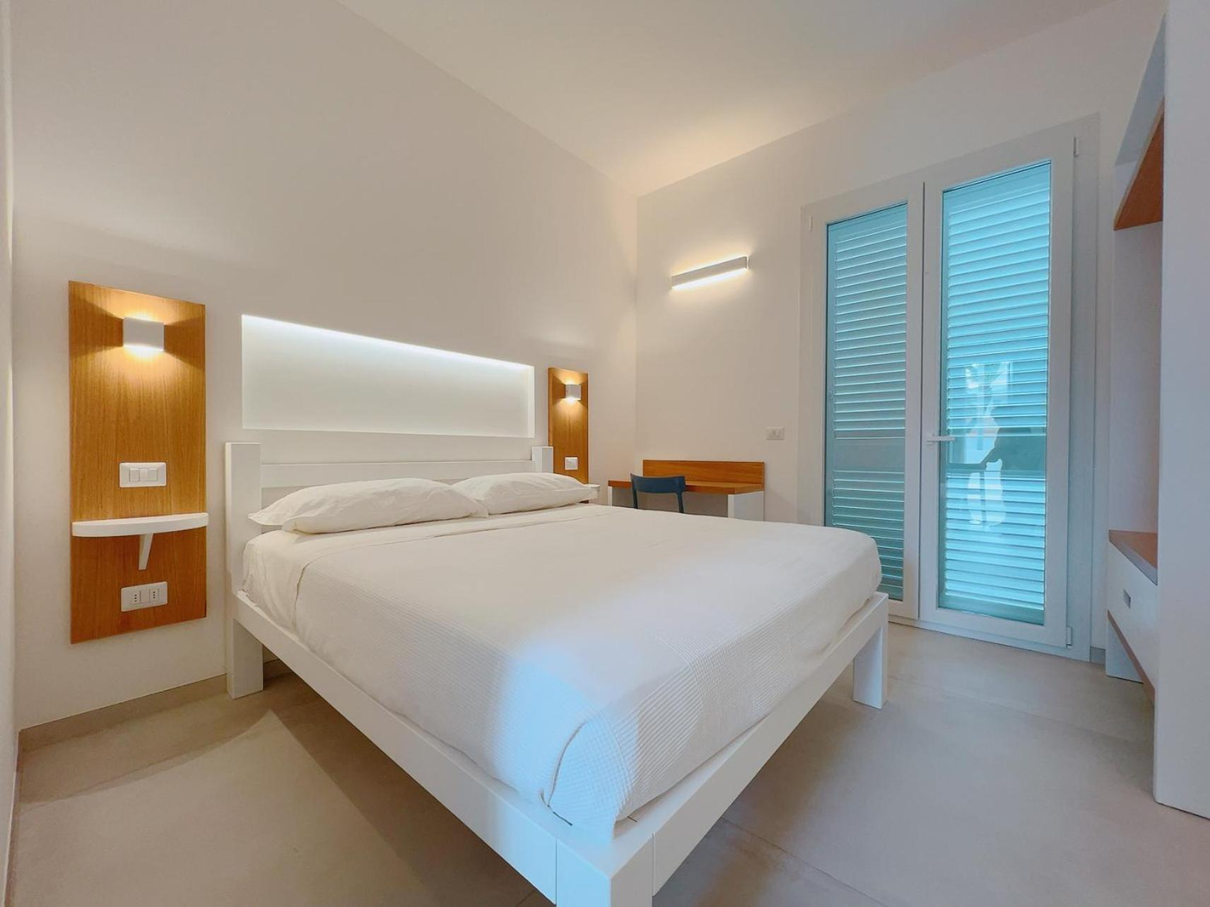 Deluxe One-Bedroom Apartment