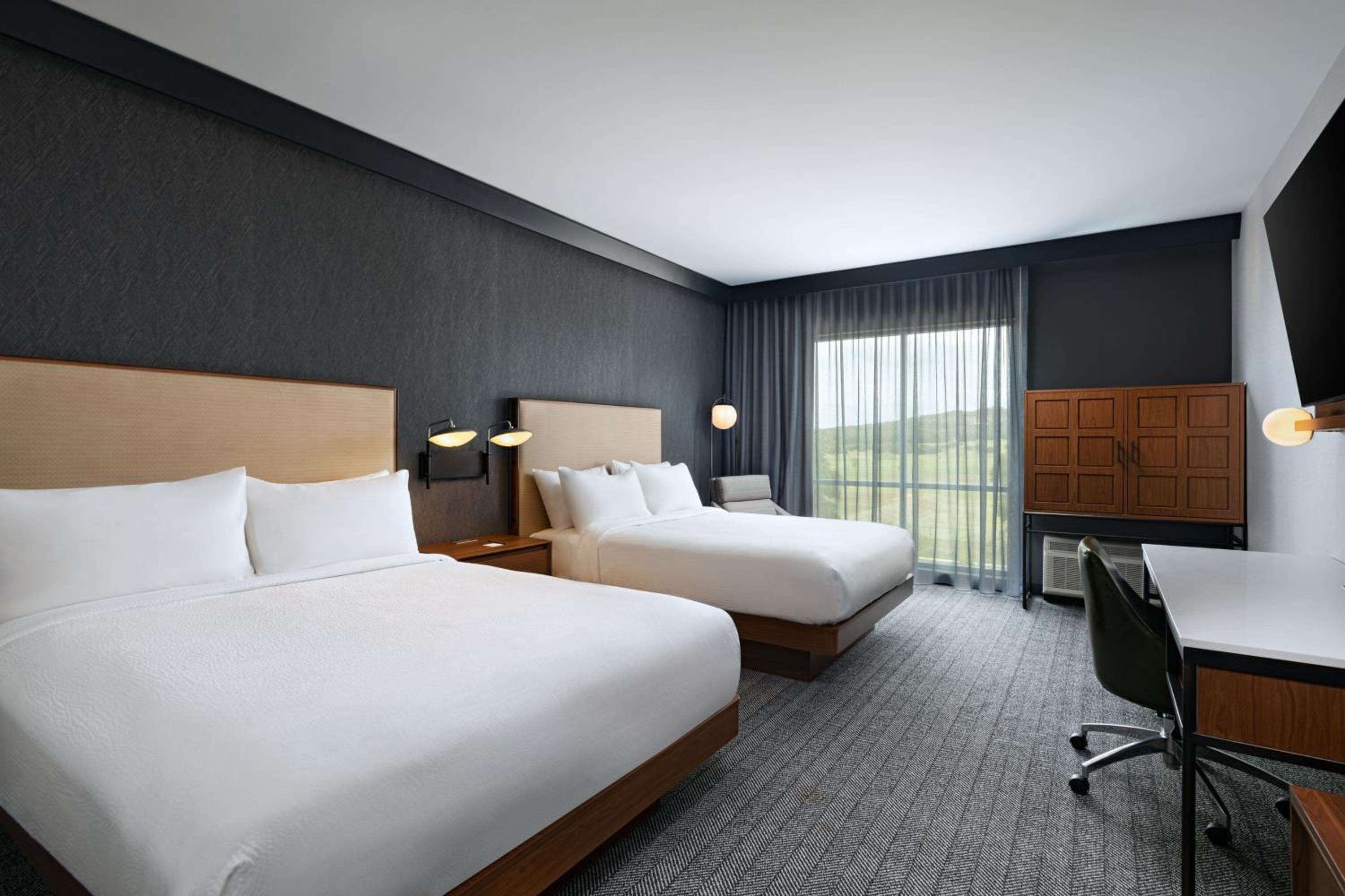 Queen Room with Two Queen Beds - Photo 2