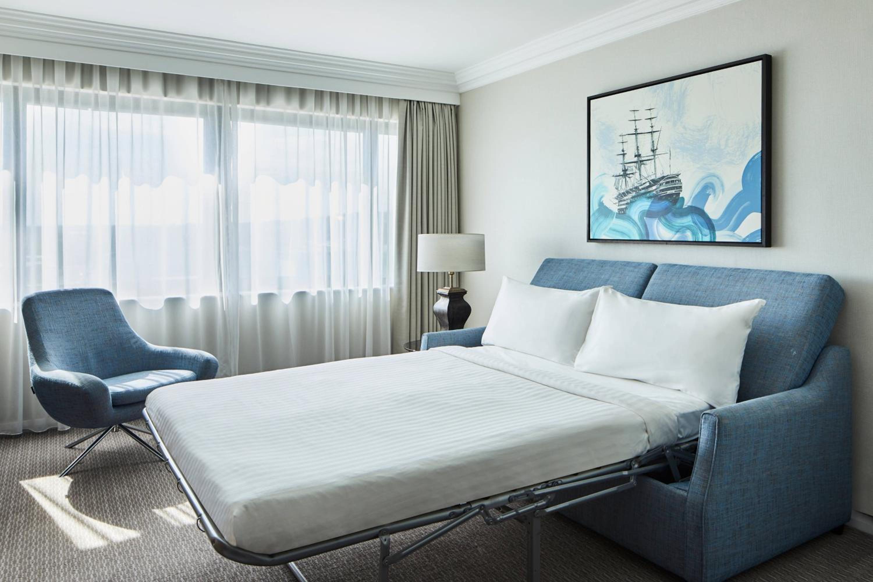 One-Bedroom King Suite with Sofa Bed photo 3