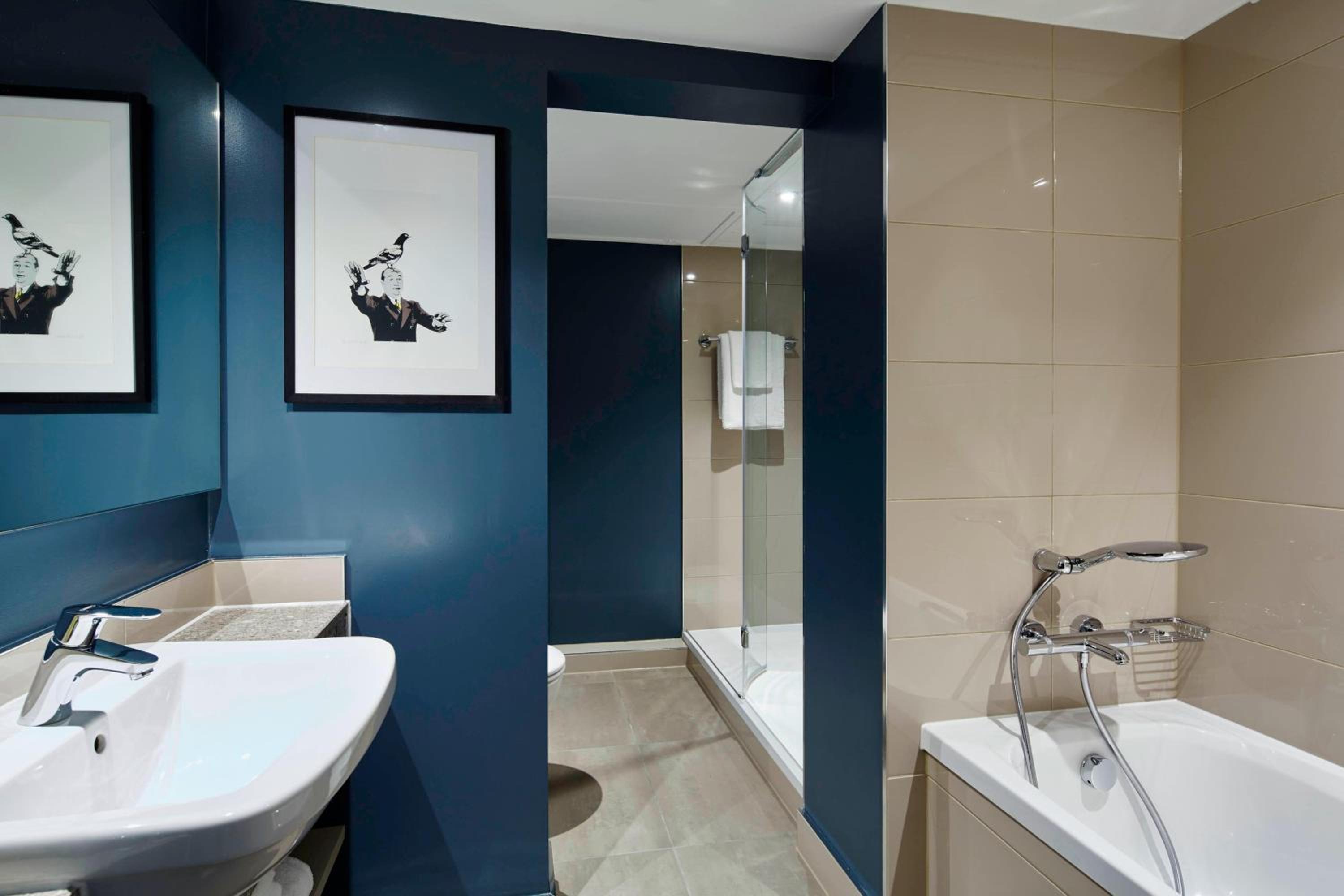 One-Bedroom King Suite with Sofa Bed photo 2