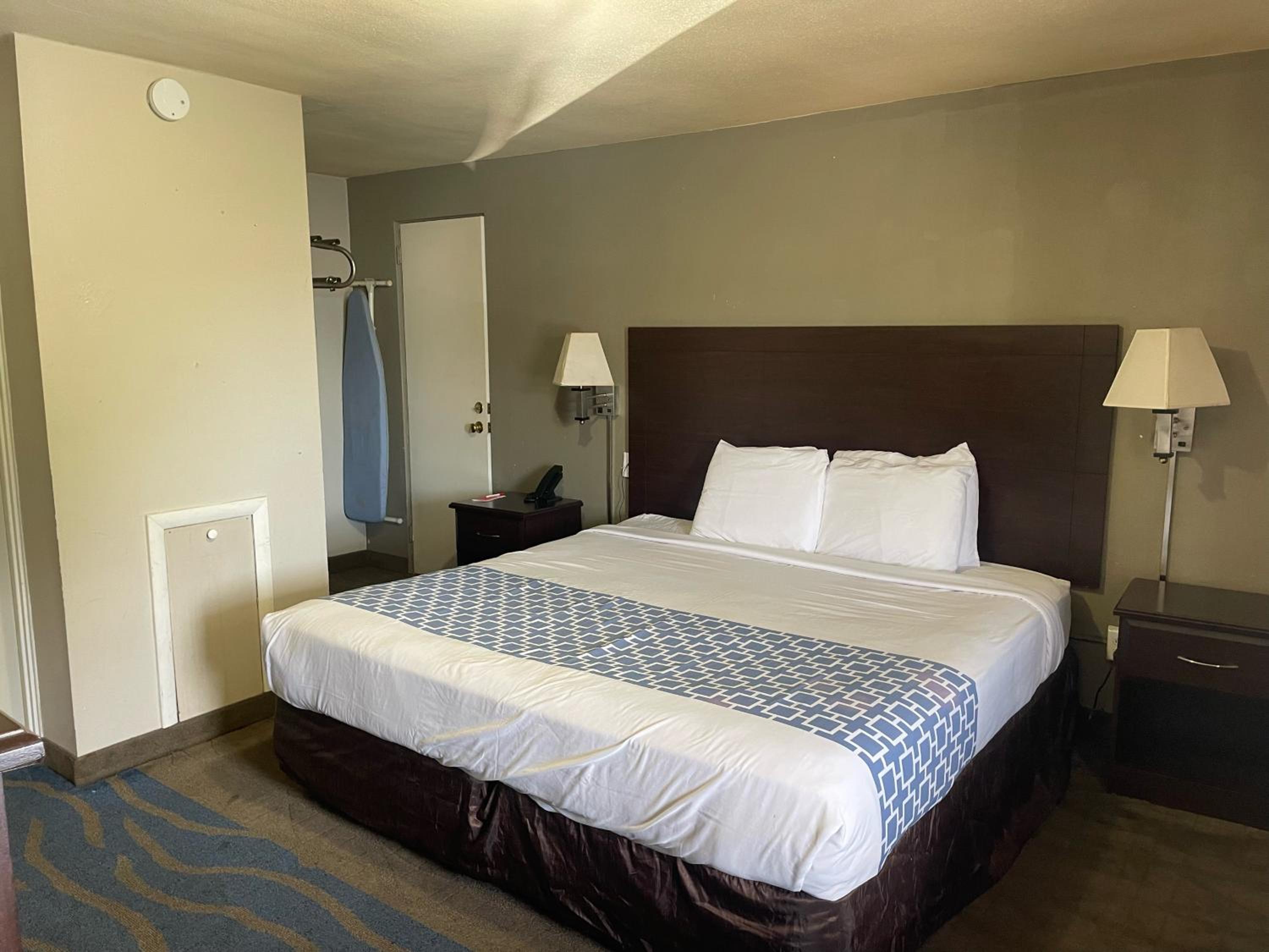 King Room - Non-Smoking - Photo 1