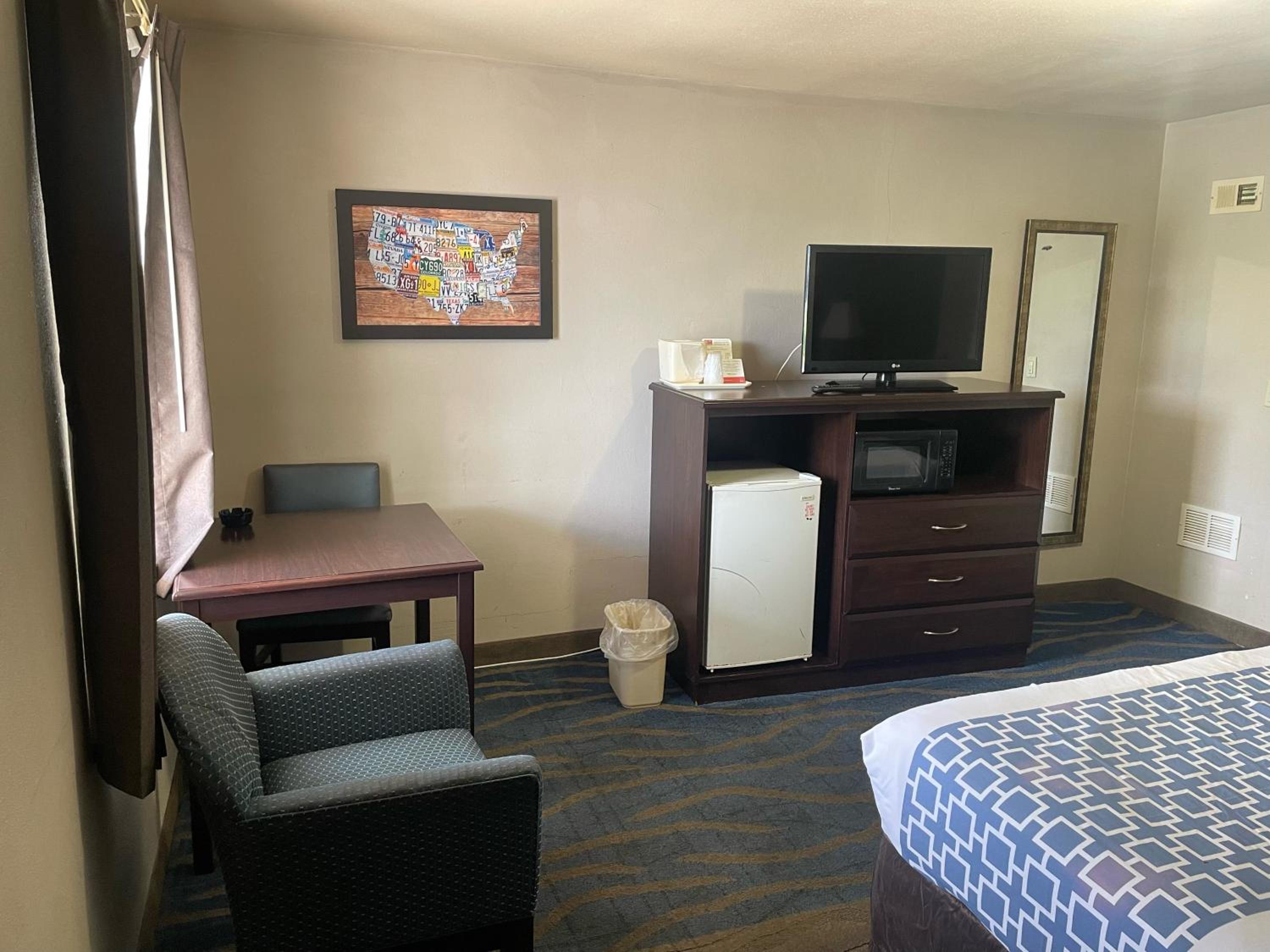 King Room - Non-Smoking - Photo 2