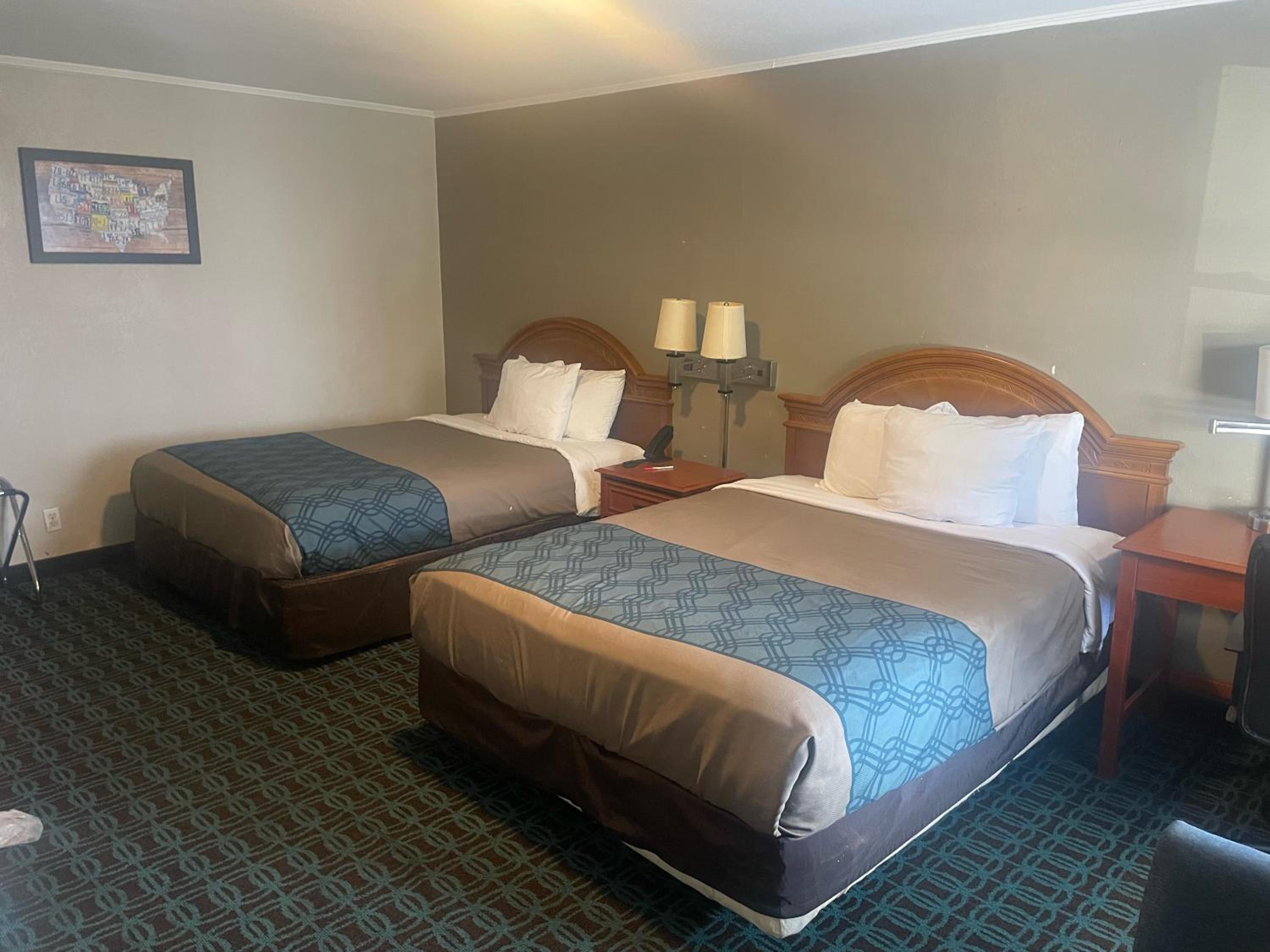 Queen Room with Two Queen Beds - Non-Smoking - Photo 1