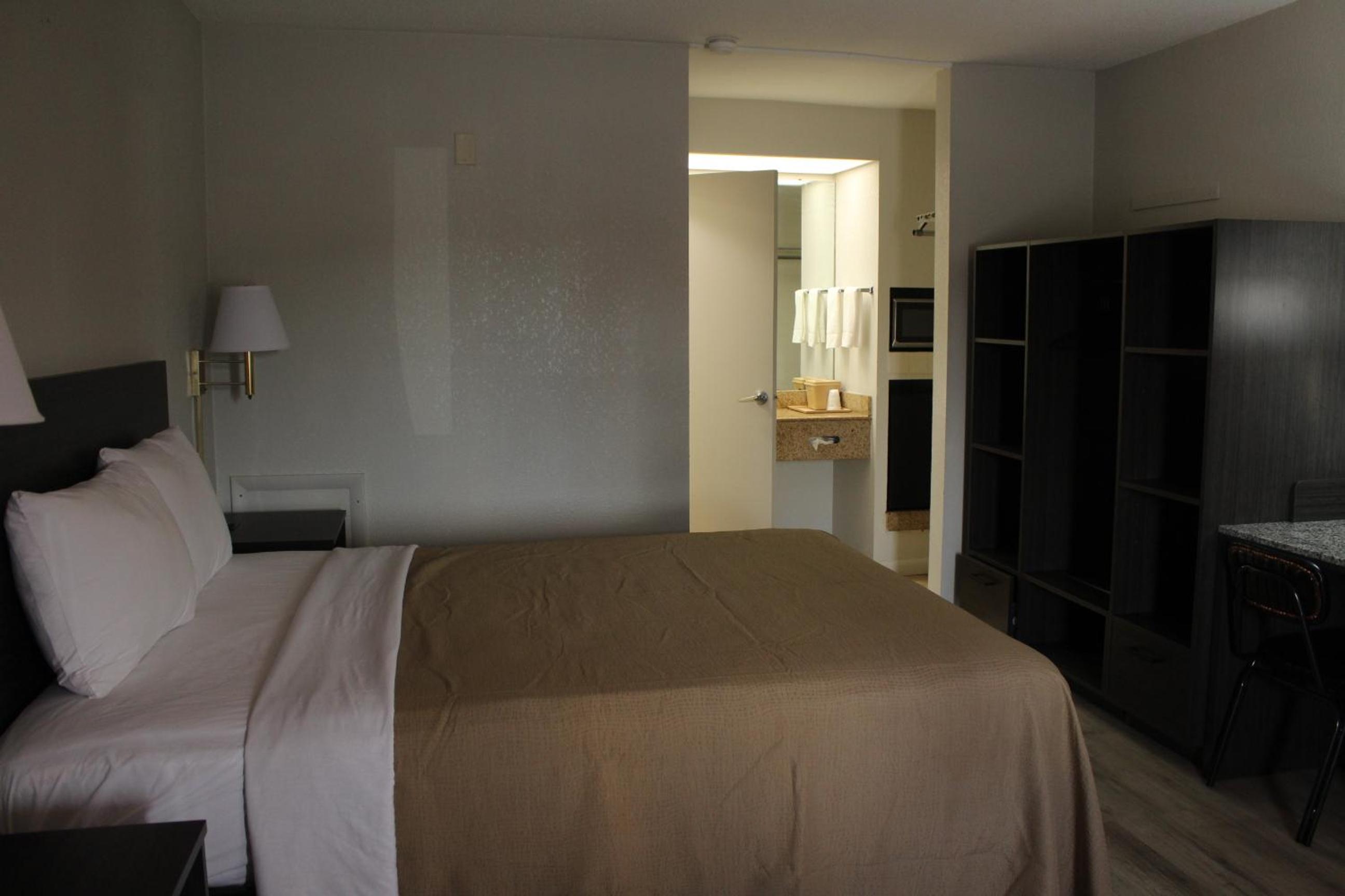 Queen Room - Non-Smoking photo 1
