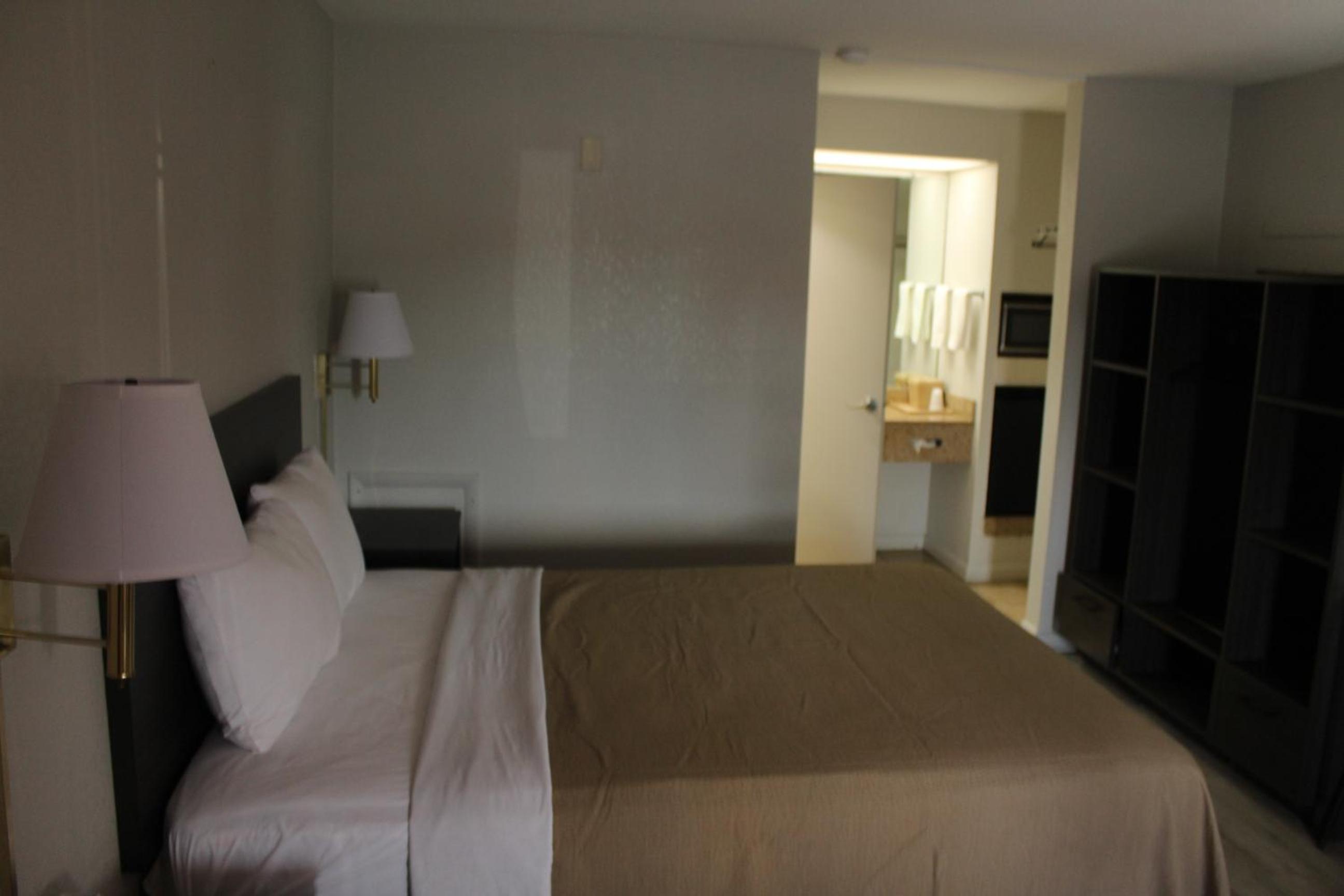 Queen Room - Non-Smoking photo 2