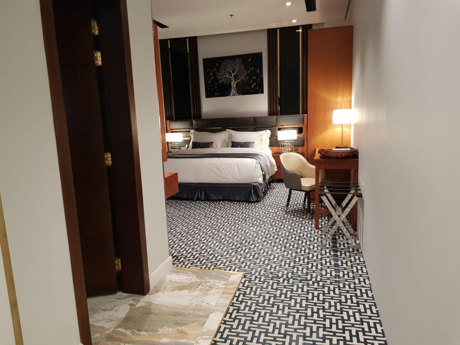 Executive Suite - Photo 10