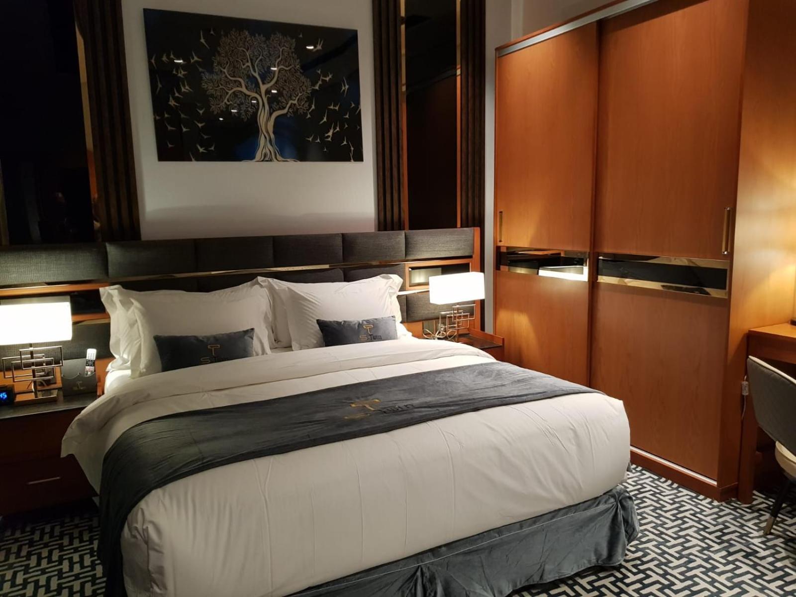 Executive Suite - Photo 9