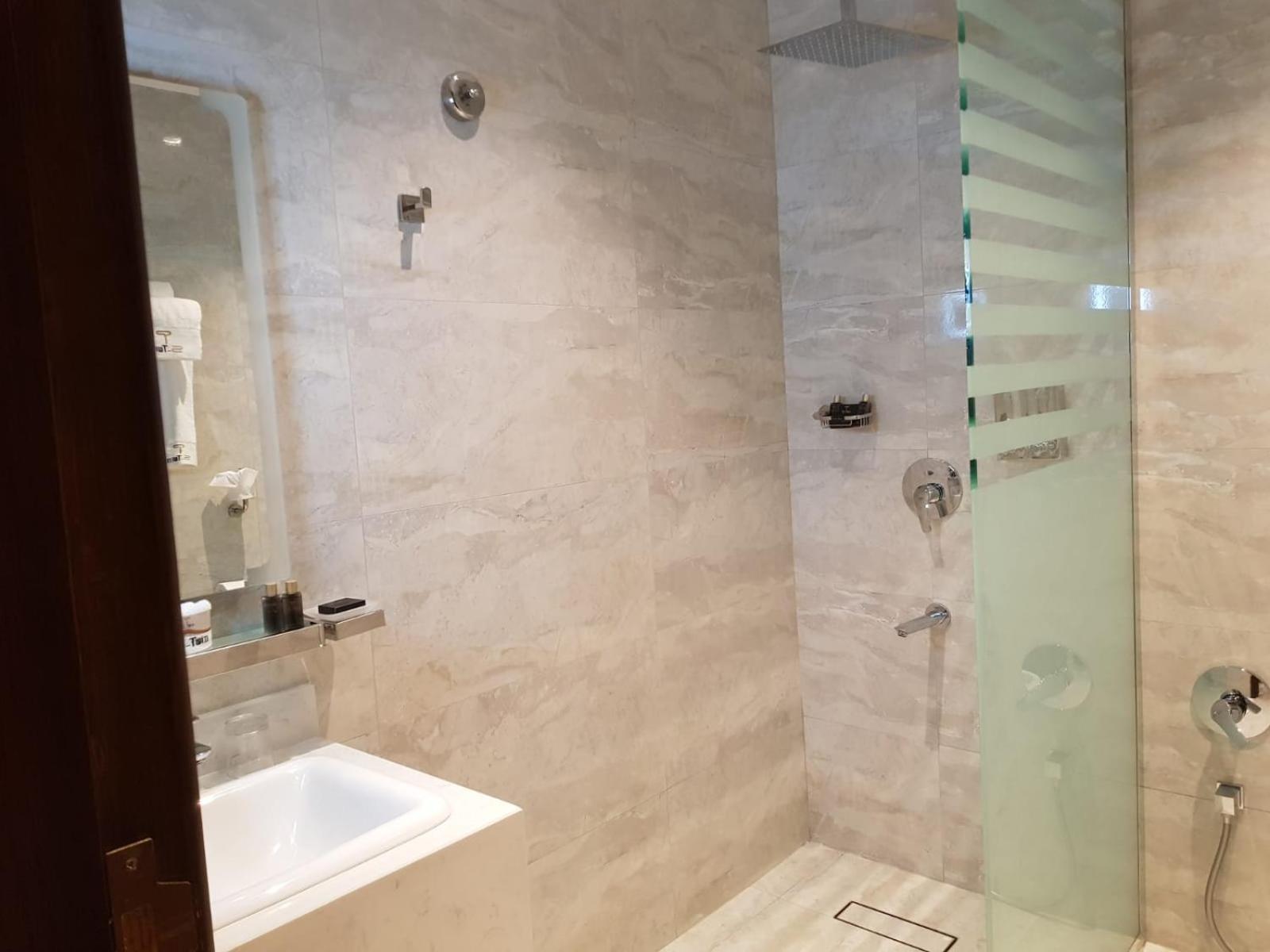 Executive Suite - Photo 8
