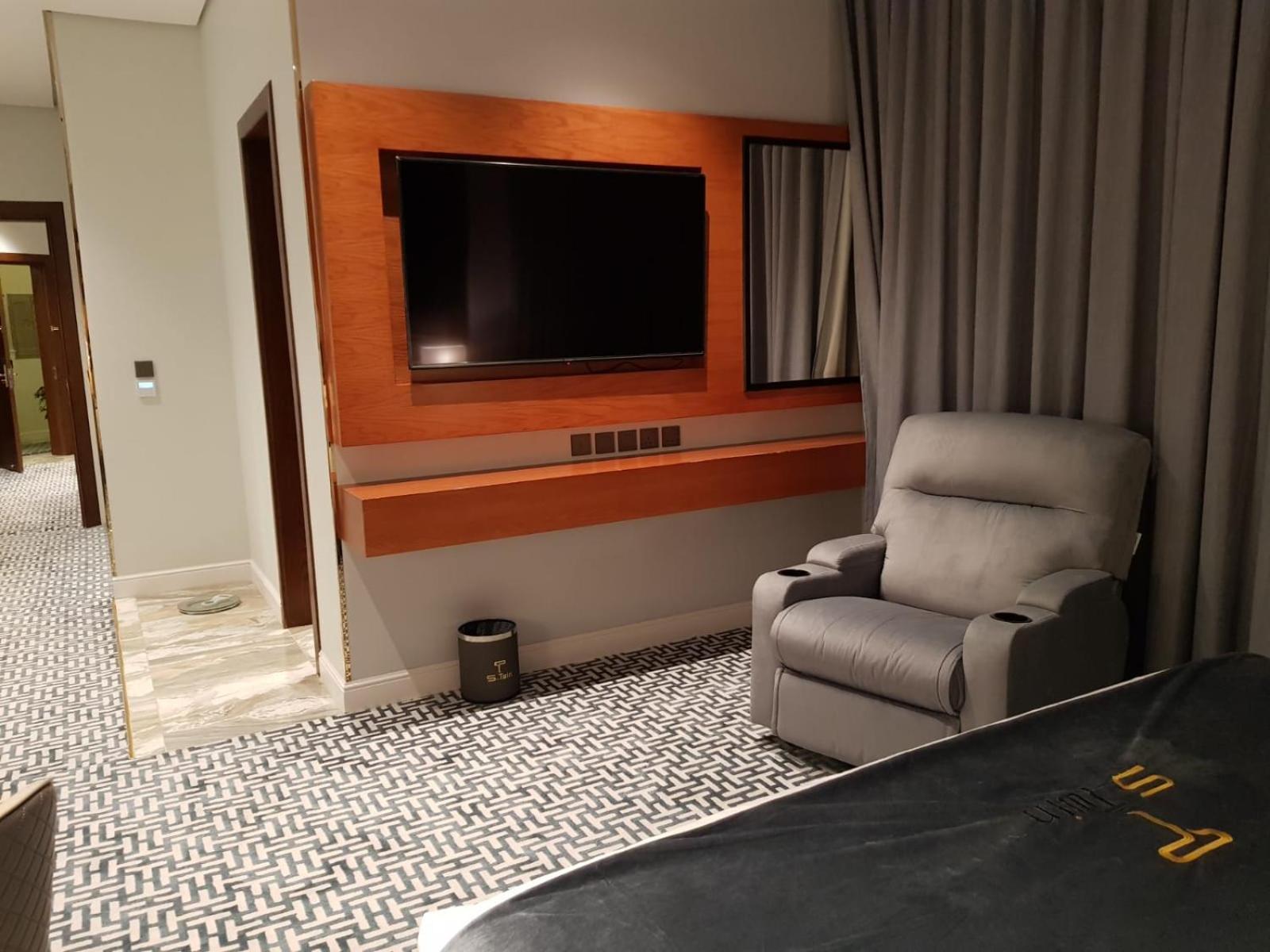 Executive Suite - Photo 6
